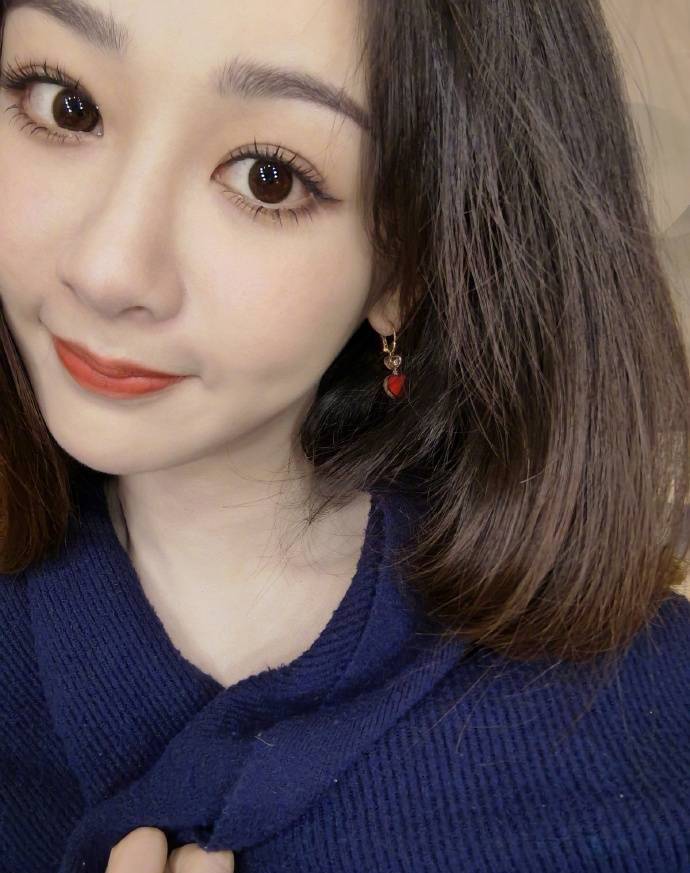 杨紫分享九宫格健康餐自拍皮肤水嫩大眼吸睛