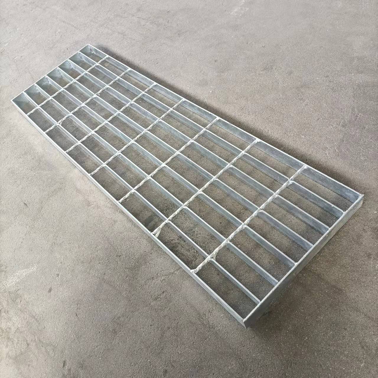 镀锌踏步板钢结构踏步板楼梯焊接踏步板