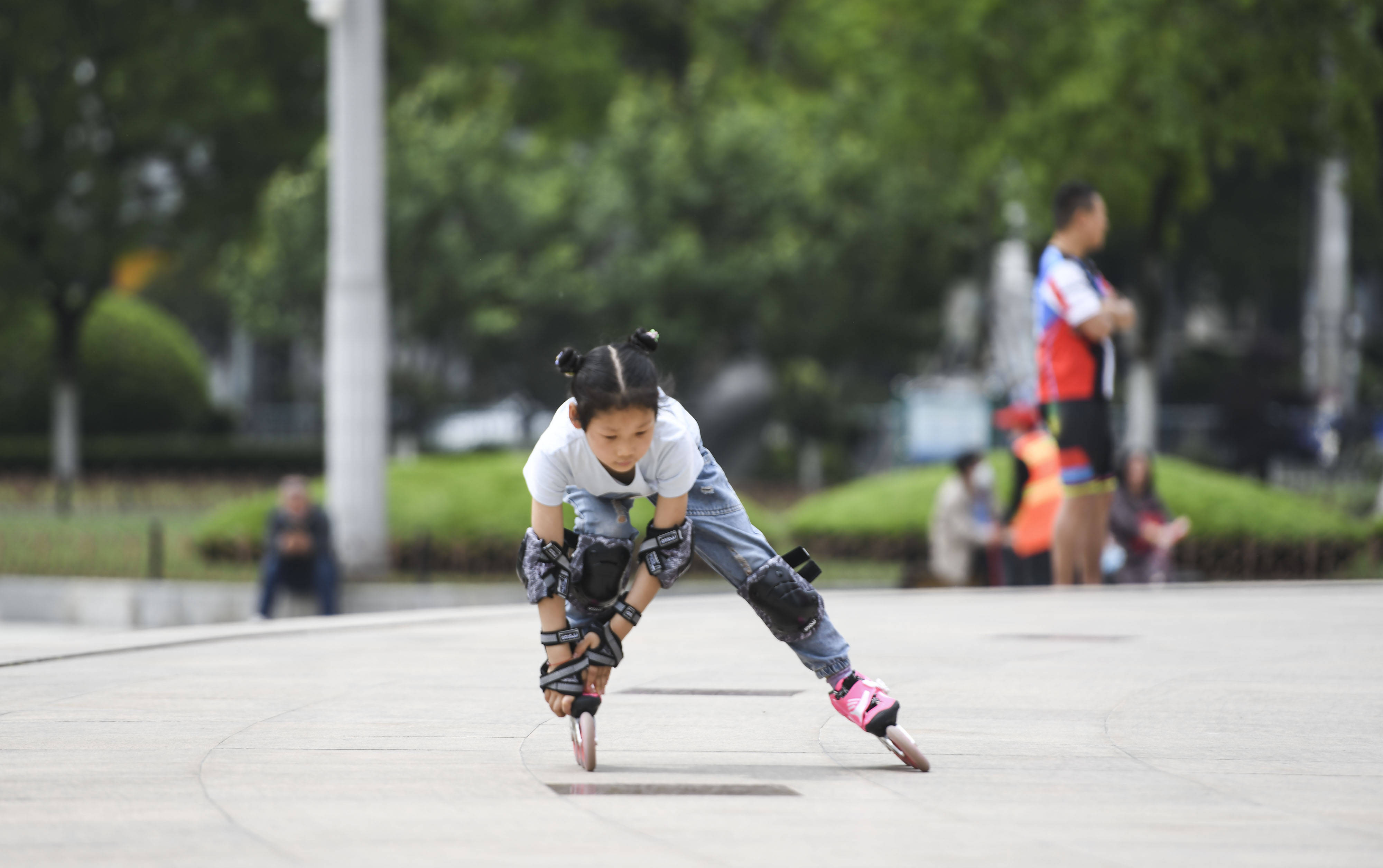 2022年5月14日,周末,合肥市瑶海区和平广场,轮滑运动很时尚,儿童忙于