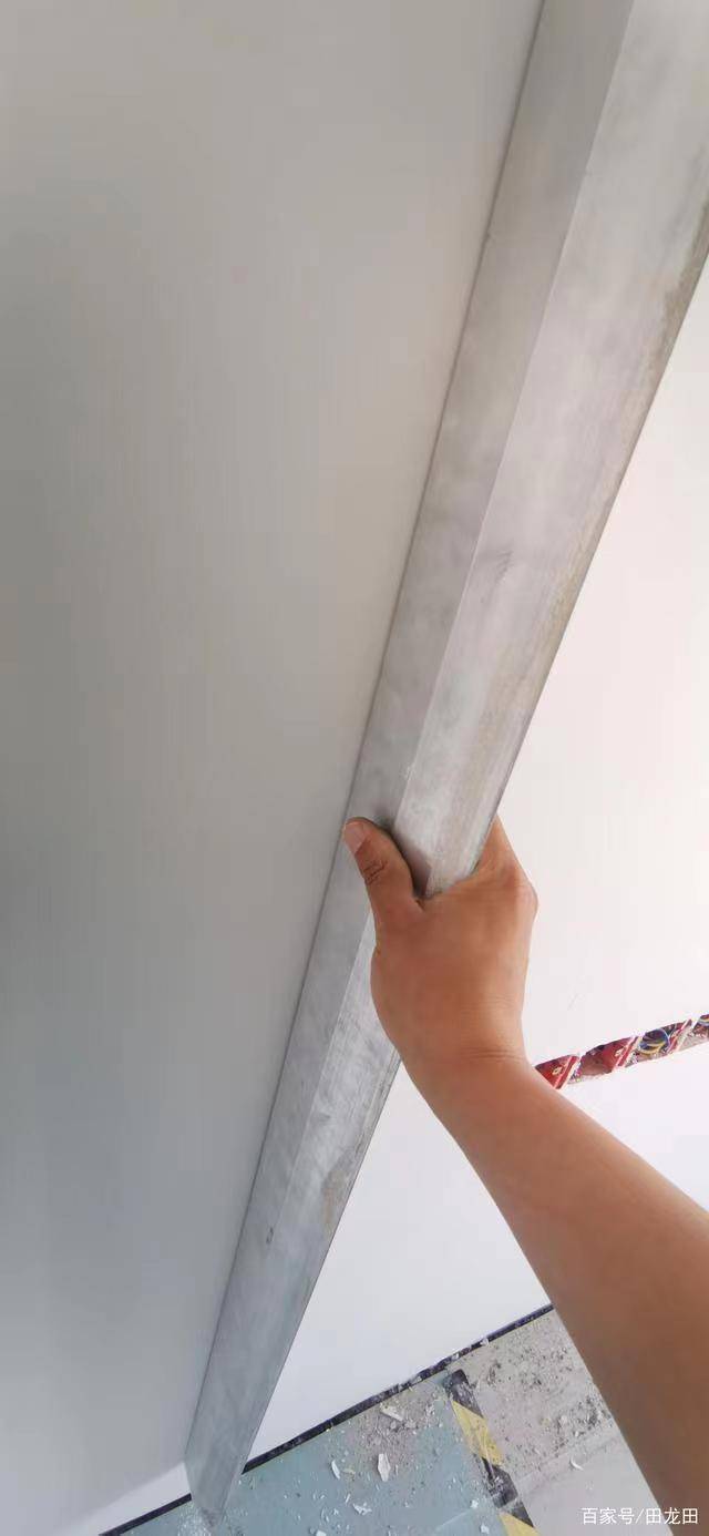 角找方,然后在墙角和顶棚弹出抹灰准线,在准线上,下两端做灰饼和冲筋