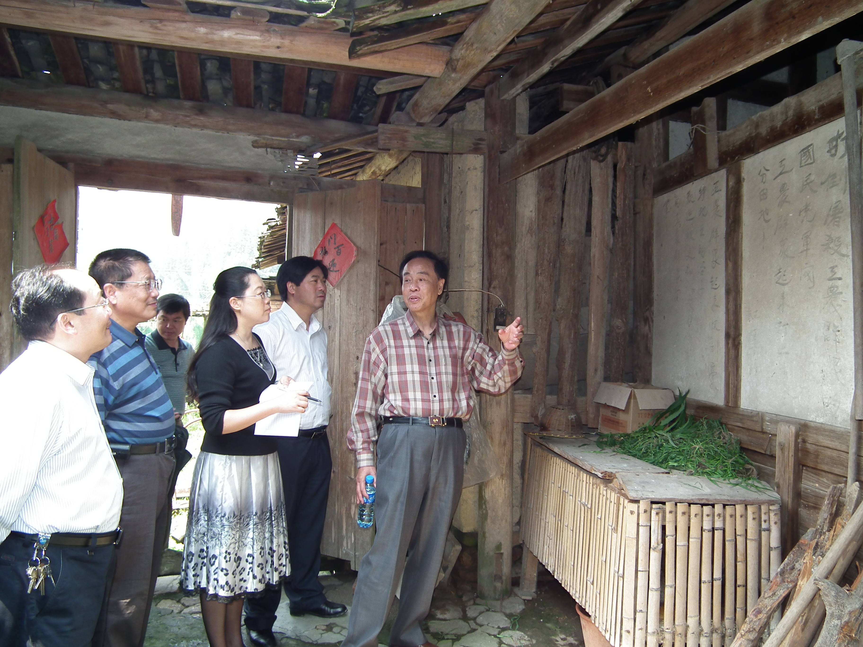 研究員林強(右一)在福建永安市小陶鎮石峰村瀏覽有關發動