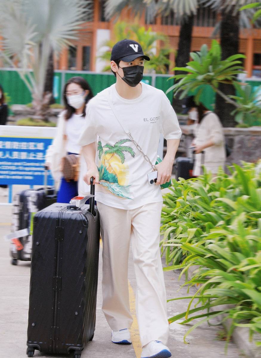 龚俊晒海边手势舞视频手忙脚乱太可爱行程保密引粉丝猜测