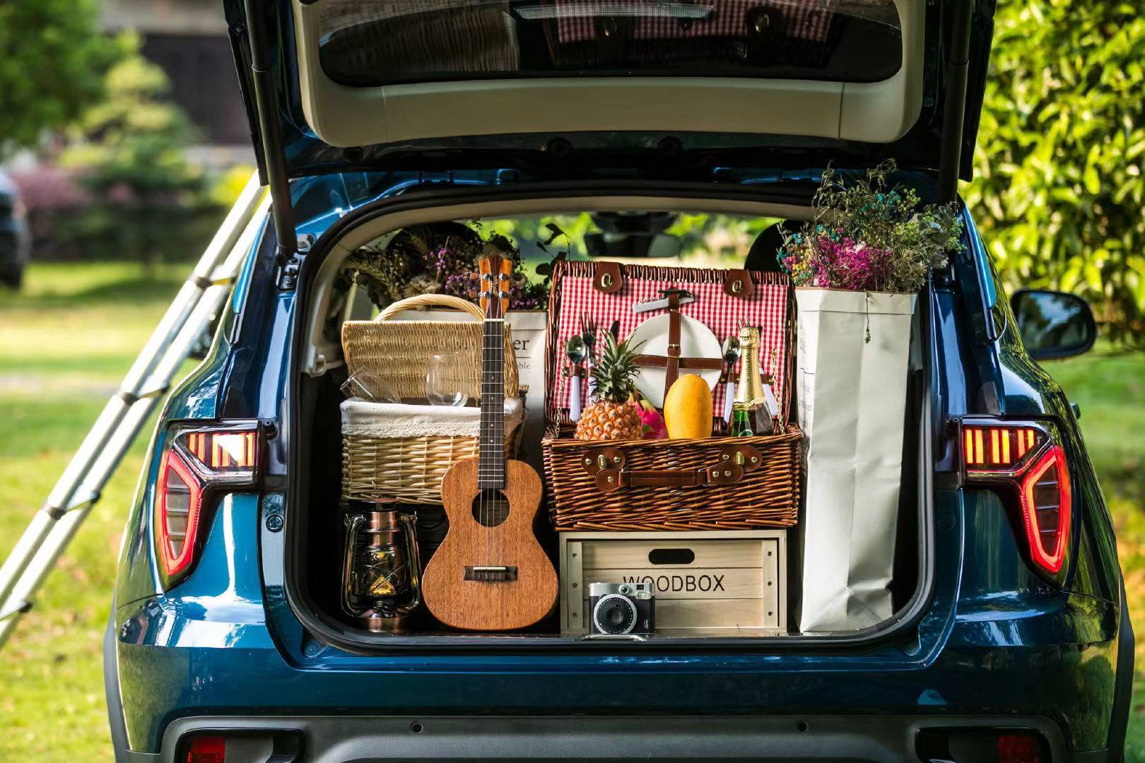 重点是,宽大的后备箱可以轻松装下很多礼物,哪个小仙女不喜欢礼物?