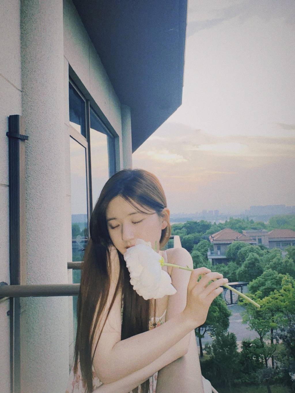 赵露思穿紧身背心身段窈窕 小露香肩气质又纯又欲