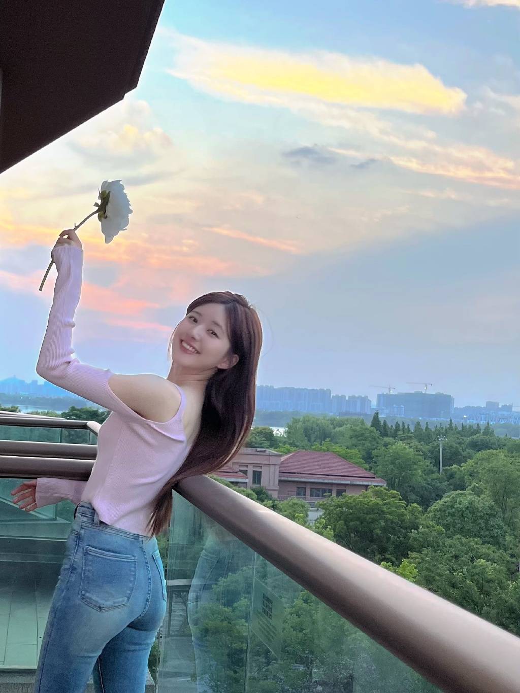 赵露思穿紧身背心身段窈窕 小露香肩气质又纯又欲