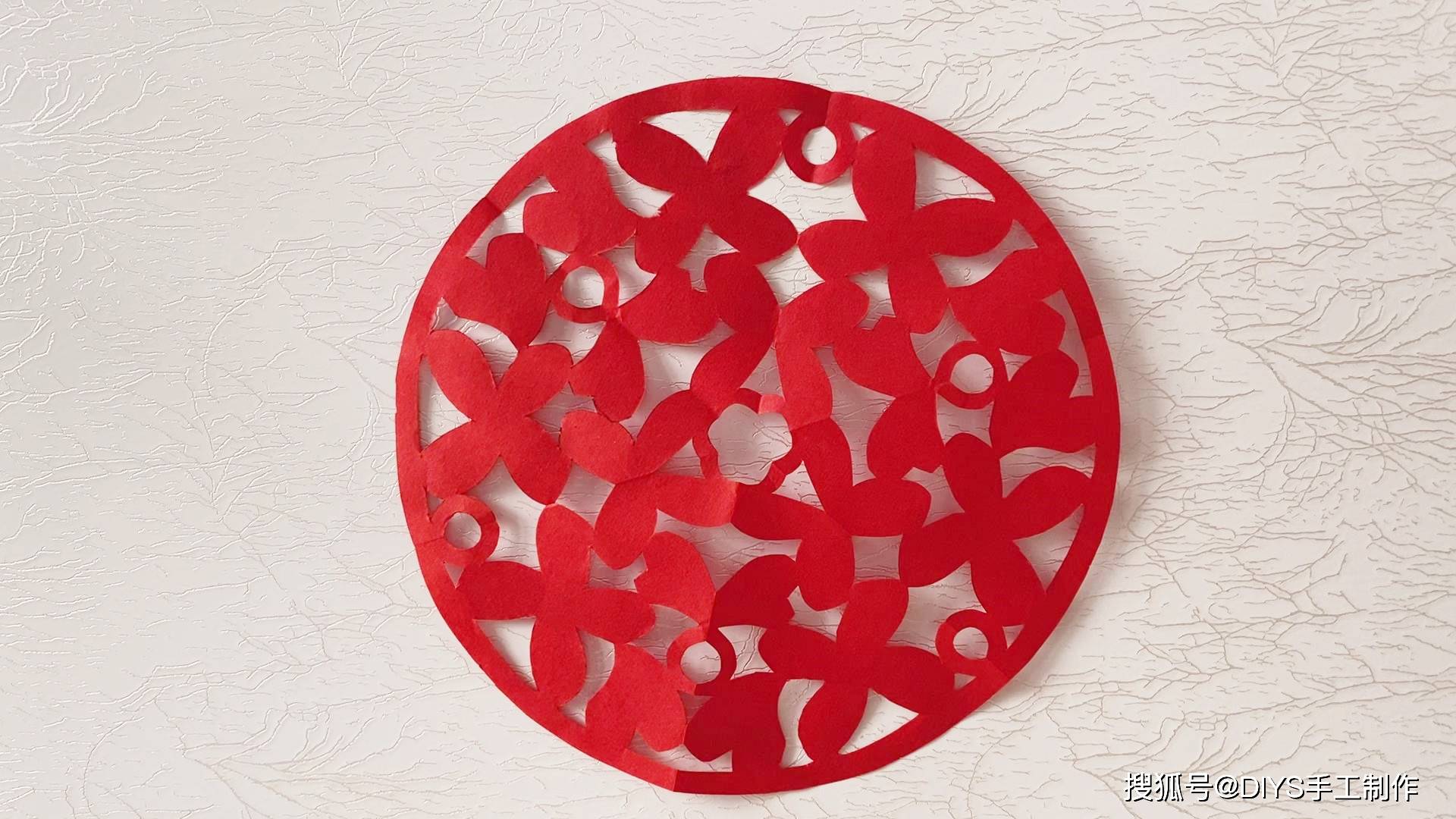 圆形四叶草图案的窗花纸