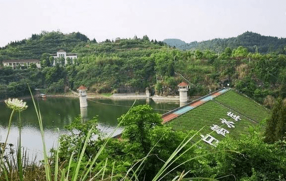 白鹤水库也叫白鹤湖,是一座人工湖,白鹤湖还有一段很精彩的故事.