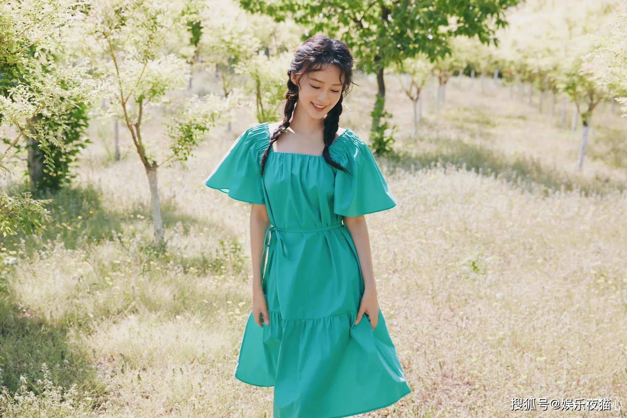 李沁穿一袭绿色连衣裙拍户外写真笑容甜蜜少女十足-搜狐大视野-搜狐新闻