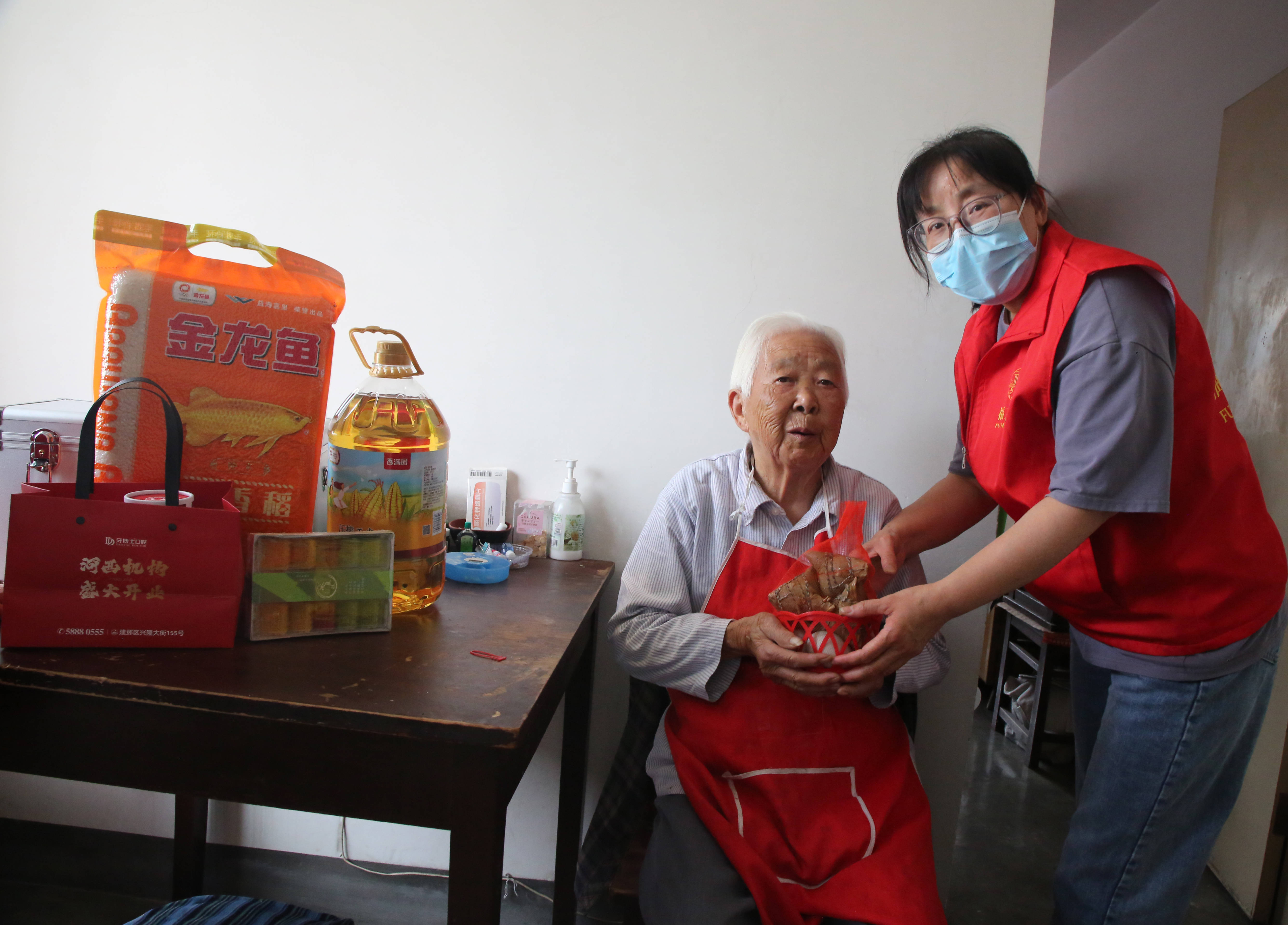 桃园居社区携手公益组织开展粽香传情与爱同行慰问活动