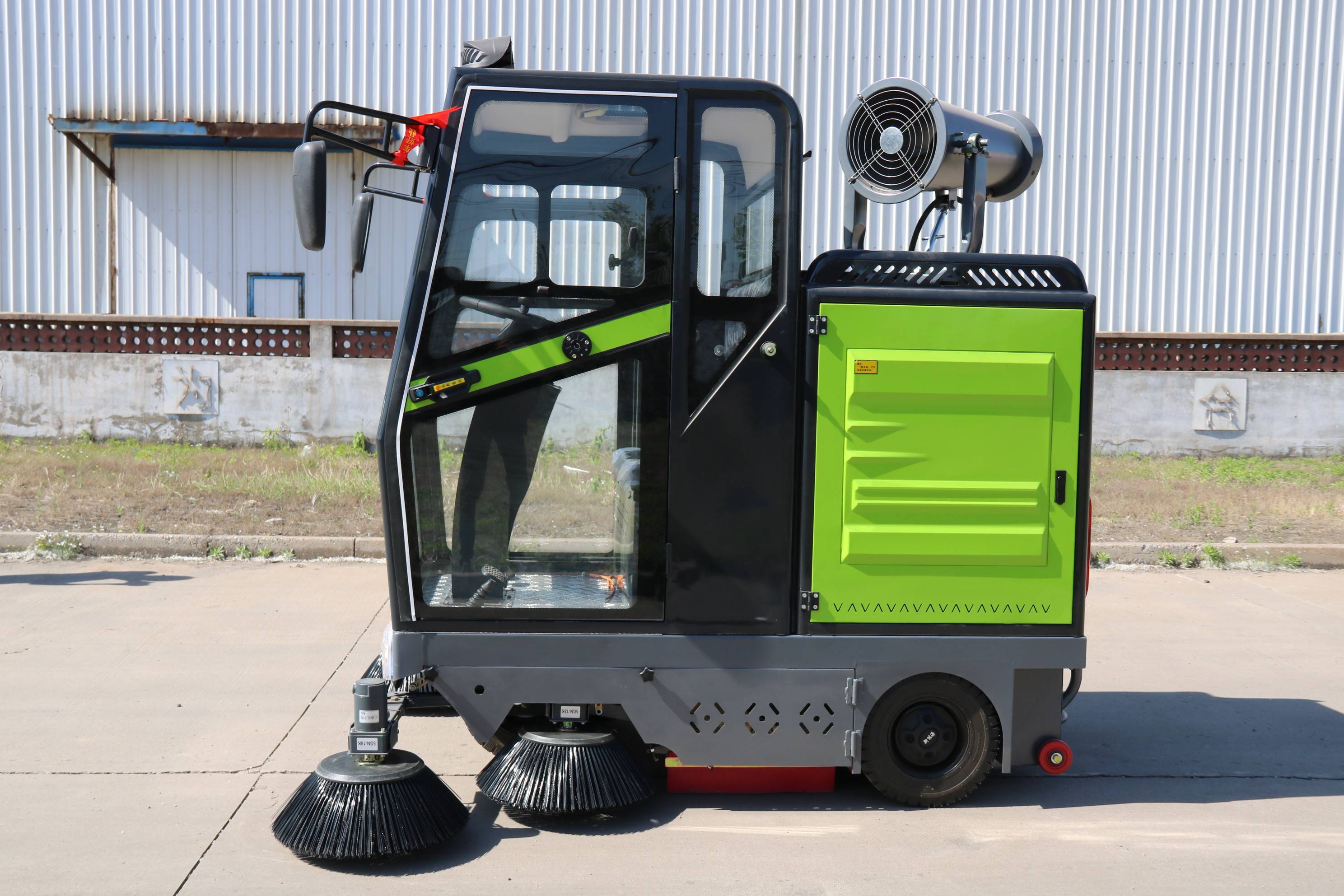 道路洒水清扫车功能先进超前为城市卫生出力