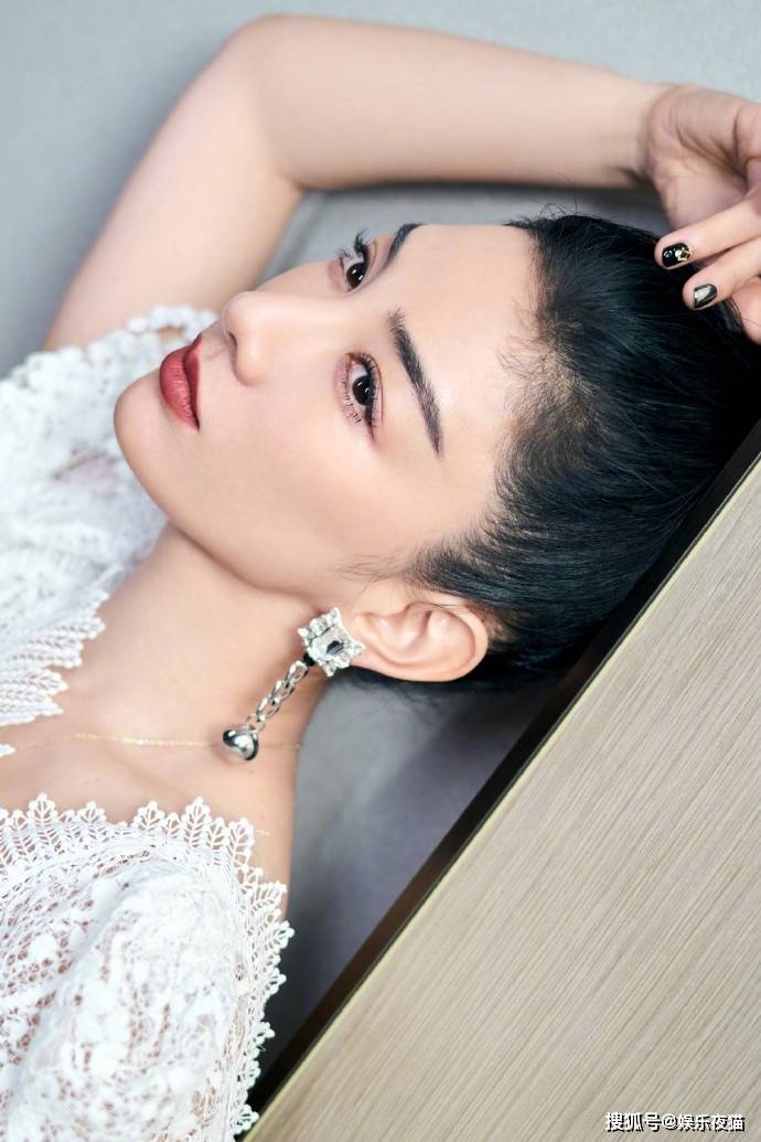 黄奕穿一袭蕾丝高开衩长裙拍写真大秀美背-搜狐大视野-搜狐新闻