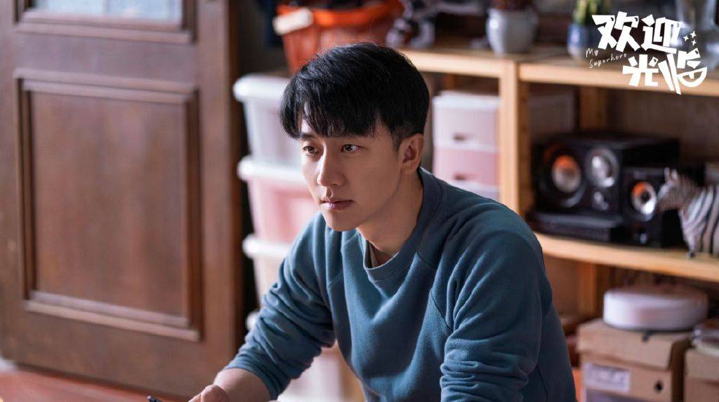 《蓝色骨头》中,他的演技让圈内的很多导演看到了他的出色,后续黄轩就