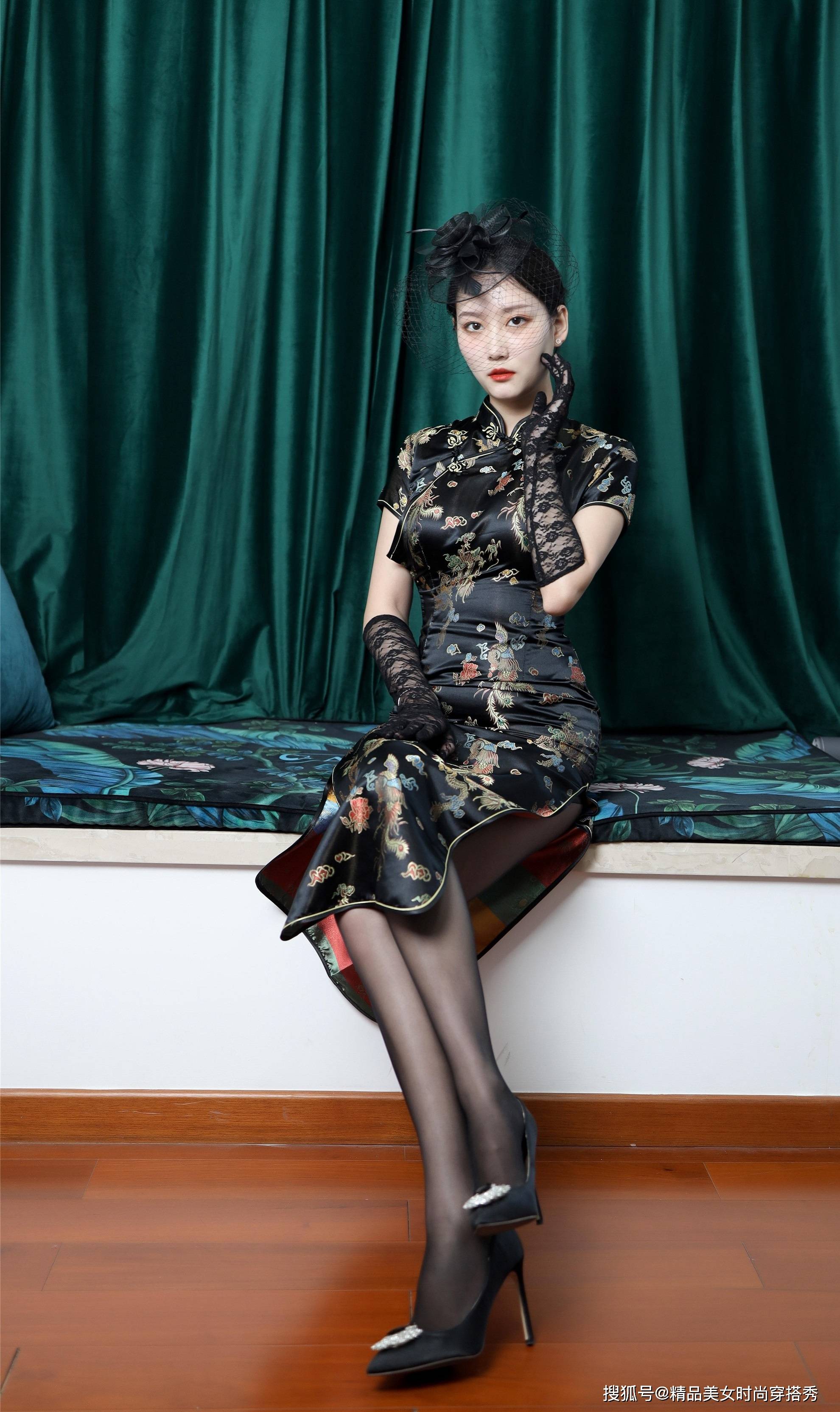高开叉的旗袍配上丝袜与高跟鞋，彰显成熟女性魅力-搜狐大视野-搜狐新闻