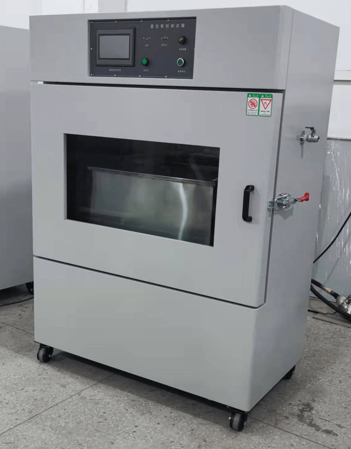 是将被检的真空系统或真空容器与检漏设备的敏感元件抽成真空状态