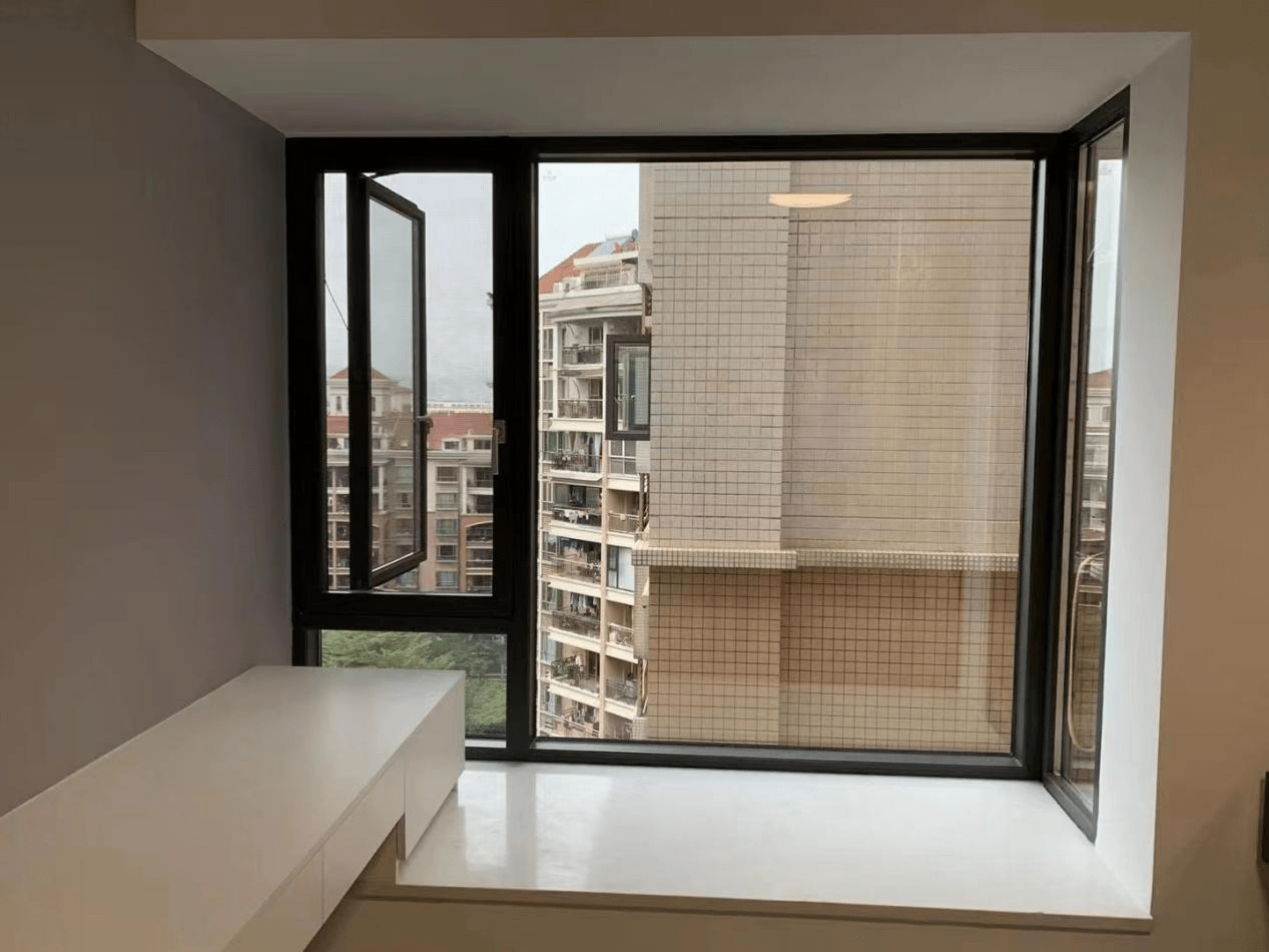 客厅用铝合金平开隔音窗,深圳隔音门窗厂家生产安装多少钱?