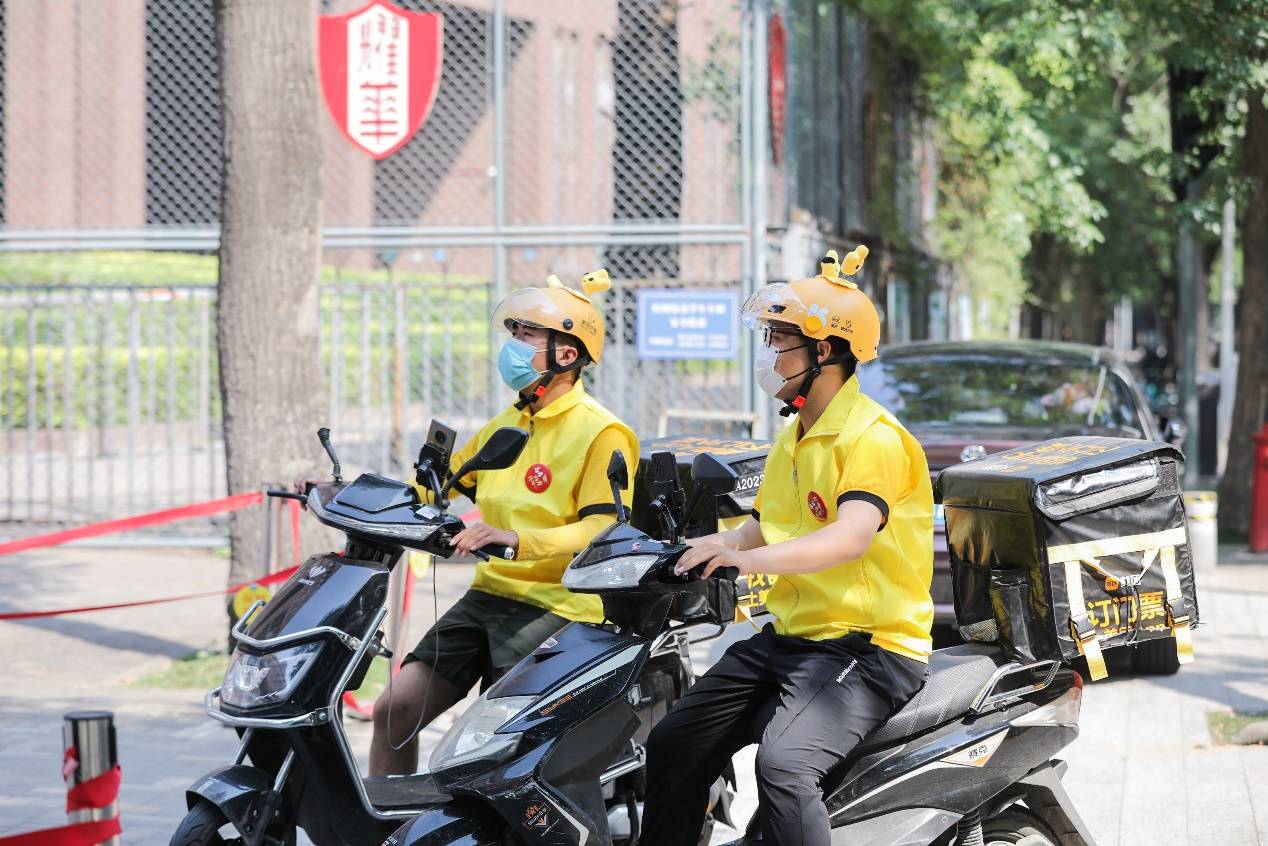 《为高考学子保驾护航！美团骑手在天津提供应急跑腿服务》