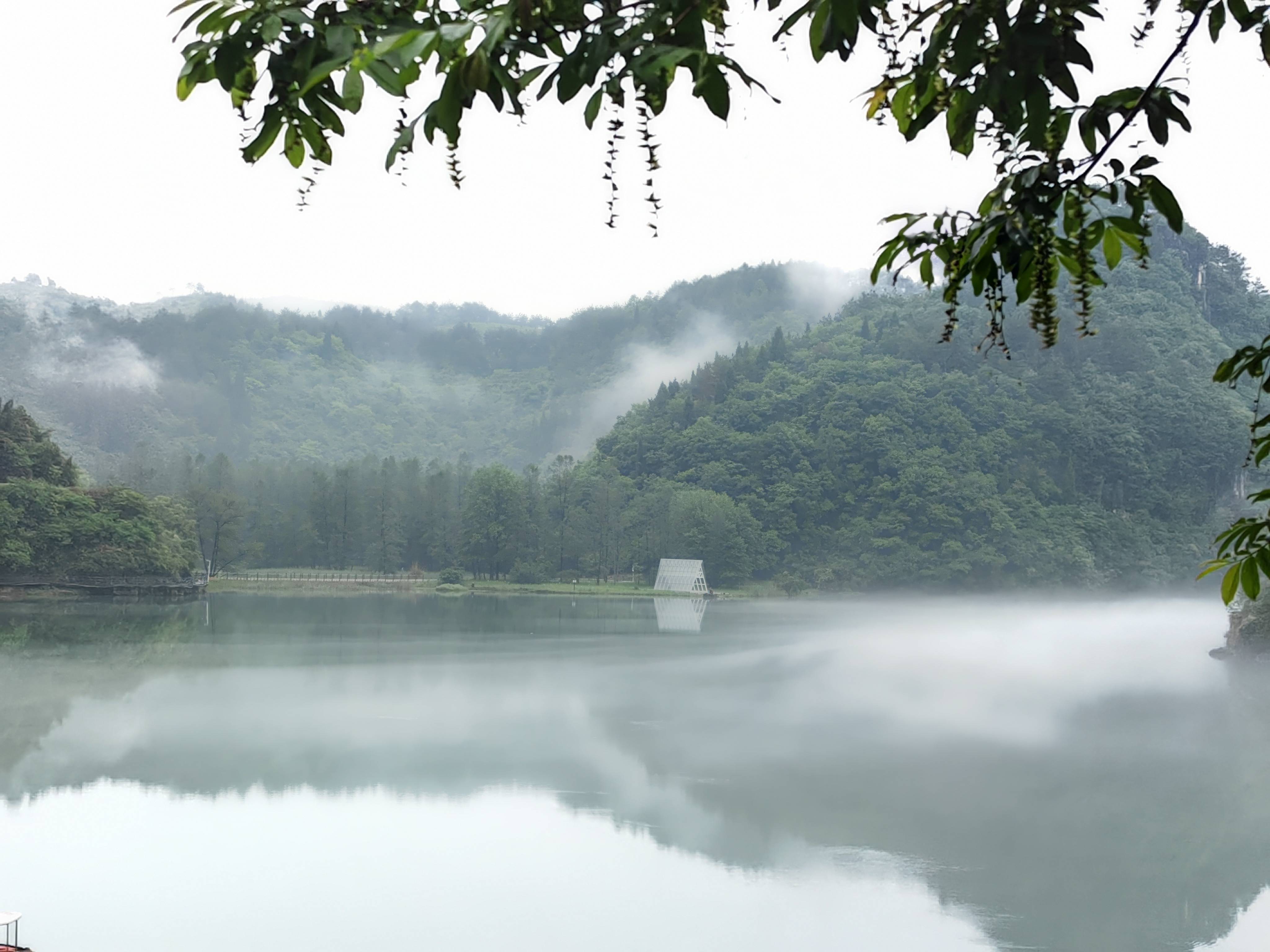 1974年开始修建,1992年建成的大江口水库,一座大坝将湄江上游拦腰截断