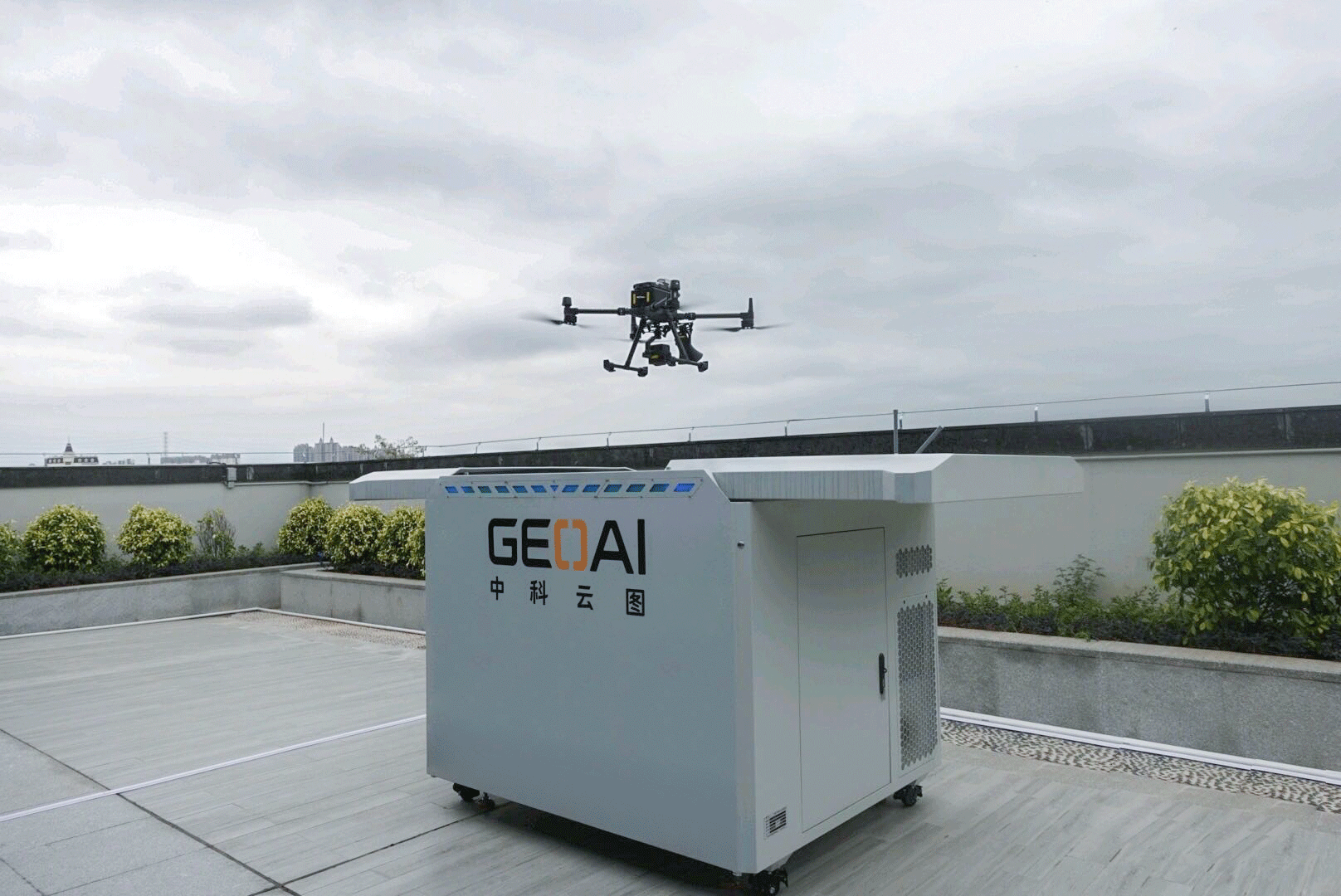 智臻-g900无人机智能基站易飞云无人机遥感网运营平台与地面巡查人员