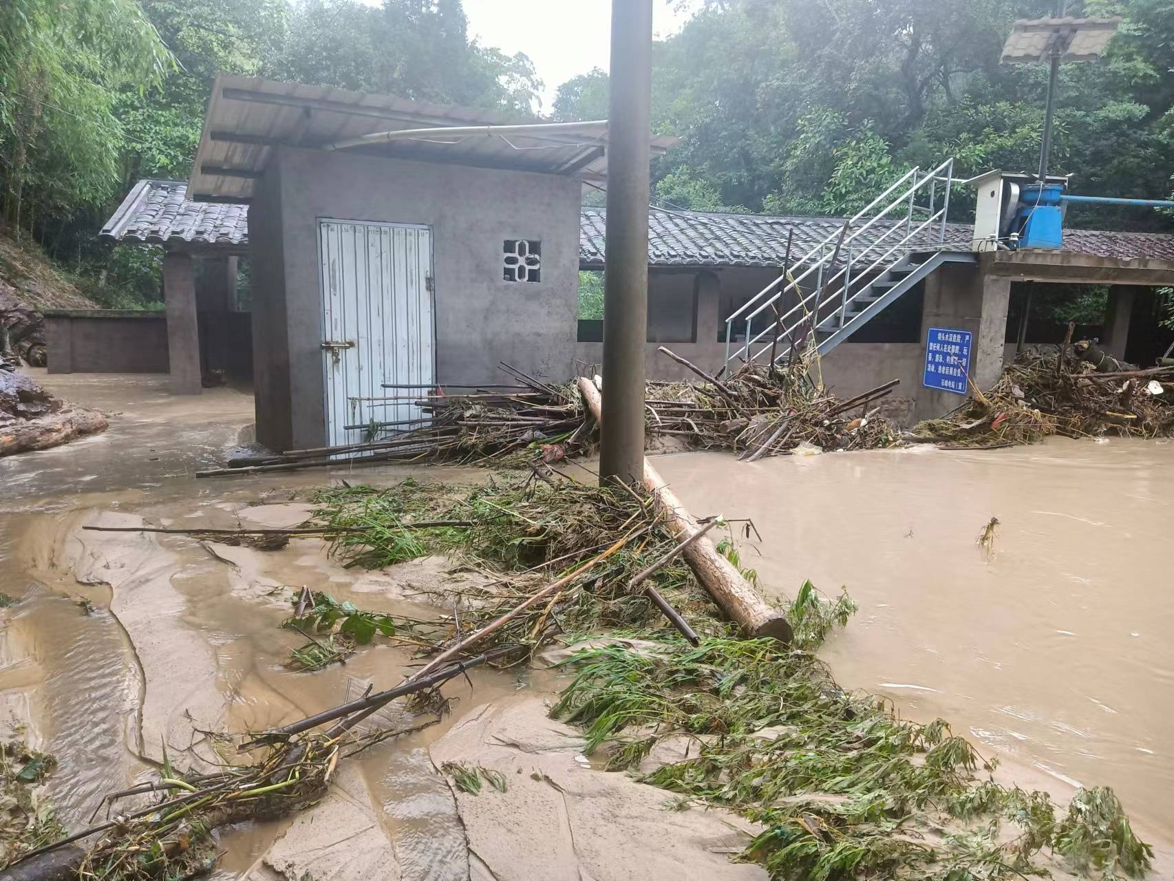 沿河房屋瞬间倒塌福建永安小陶镇石峰村成613洪灾重灾区