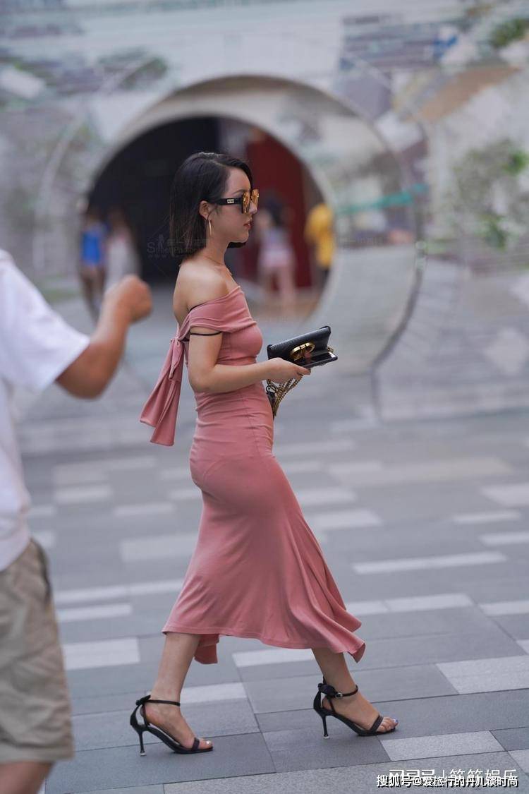 粉色一字肩连衣裙 领口还融入了荷叶边 这样的话看着会更加清爽 女性 锁骨 仙女