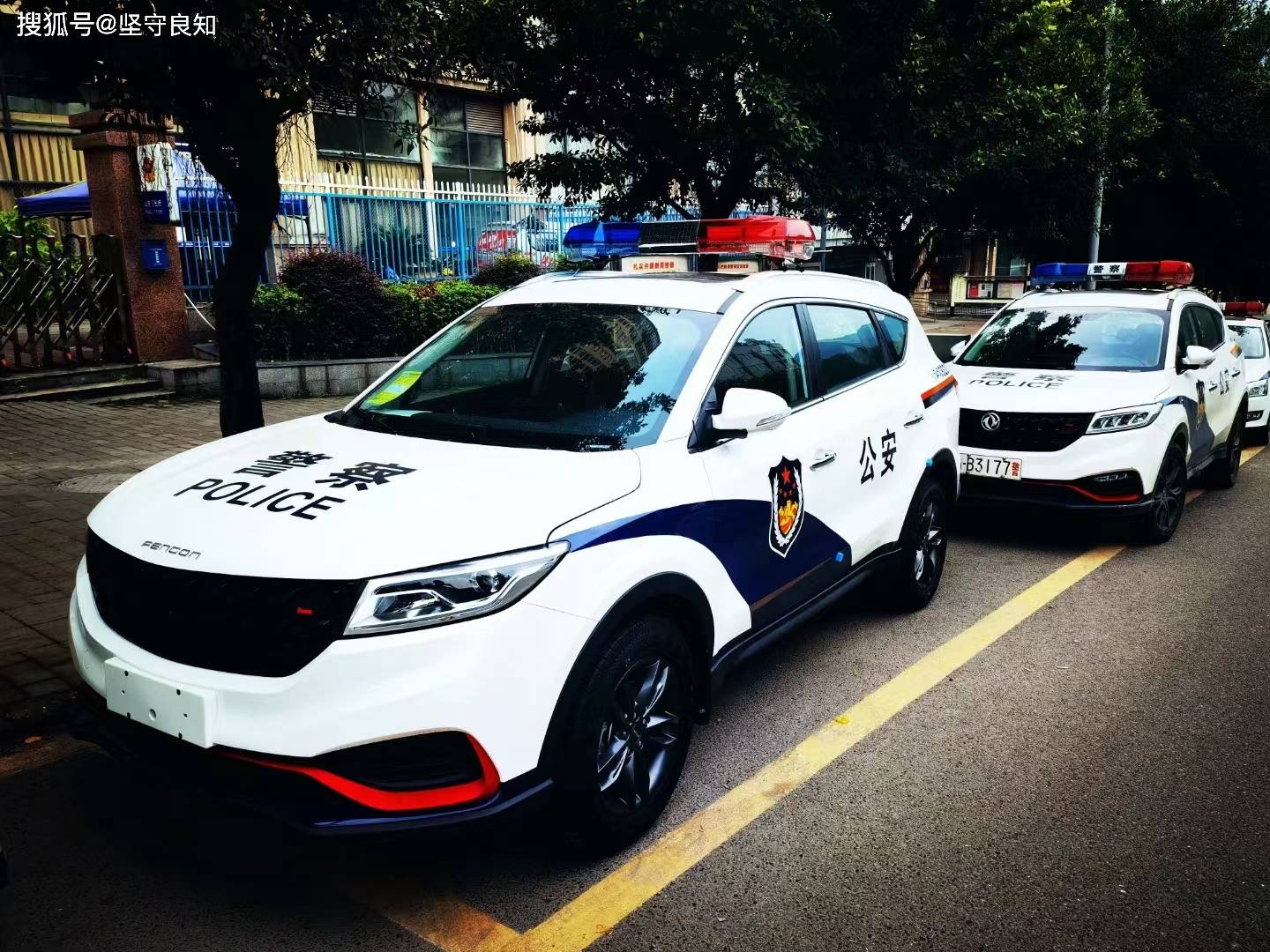 服役十多年的警车退役民警为他写了一首诗