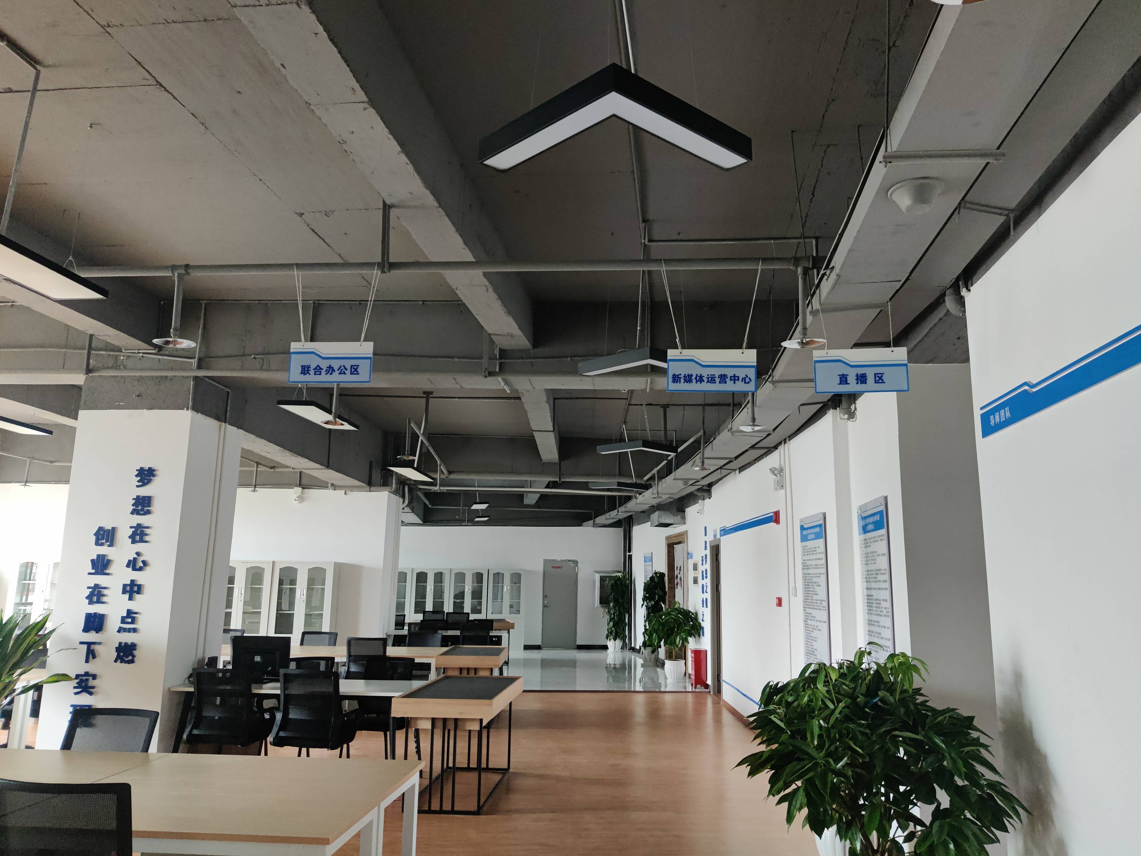 澜沧县乡村振兴创新创业孵化园6月底正式对外开放