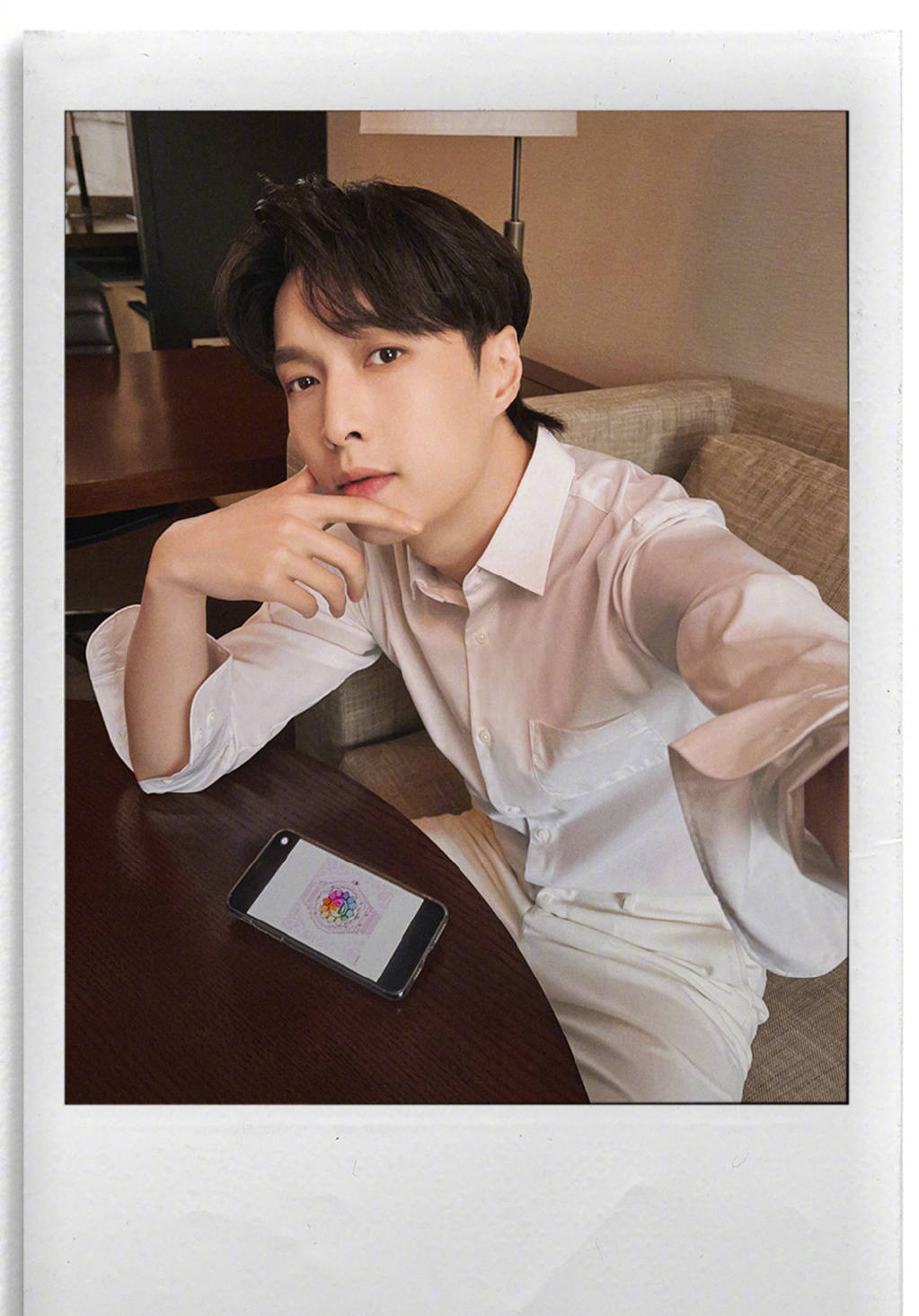 张艺兴晒自拍庆夏至 身穿衬衫露出精致下颌线