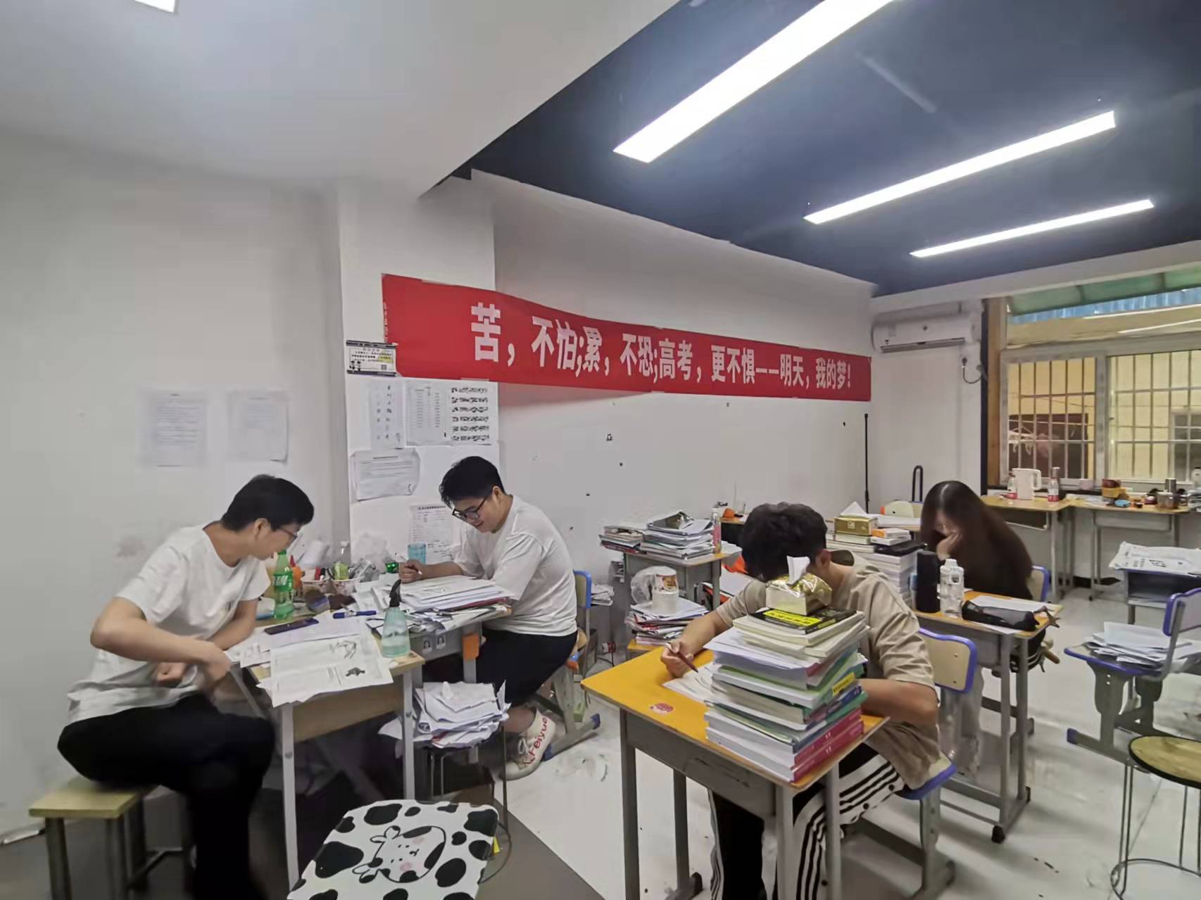 武汉考生去高考复读补习班补课才能冲刺到顶峰_辅导_教学_封闭式