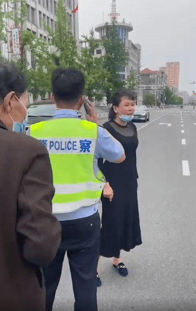 原创丹东父女黄码看病闯卡被拦后袭警，双方都忽略了重点，执法更应该有温度