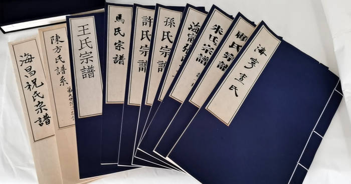 以下为某市图书馆的古籍复制过程照片:后汉书,莫干山志,李义山诗集