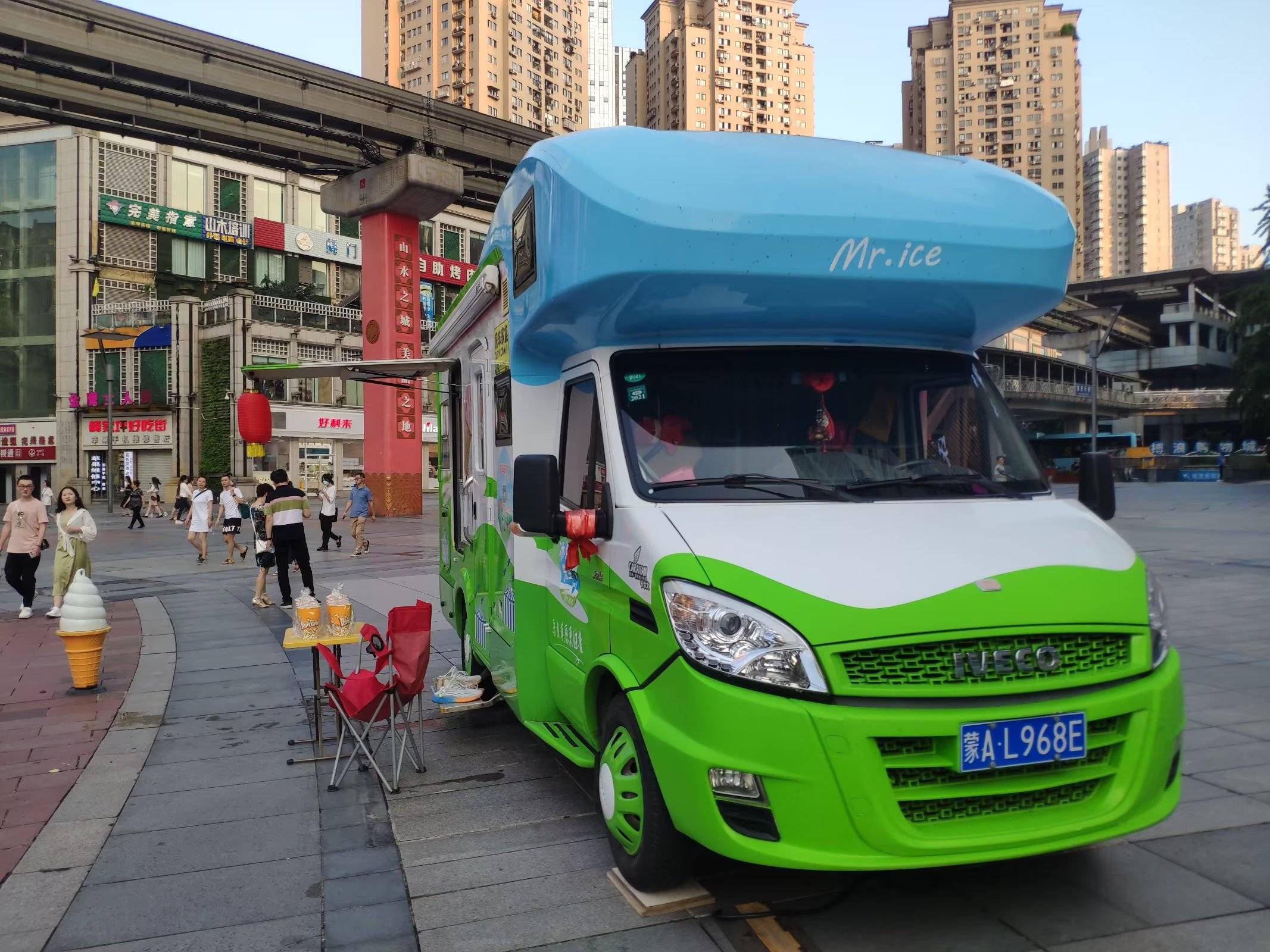 重庆街头现冰淇淋房车打冰淇淋18小时每小时产量300支