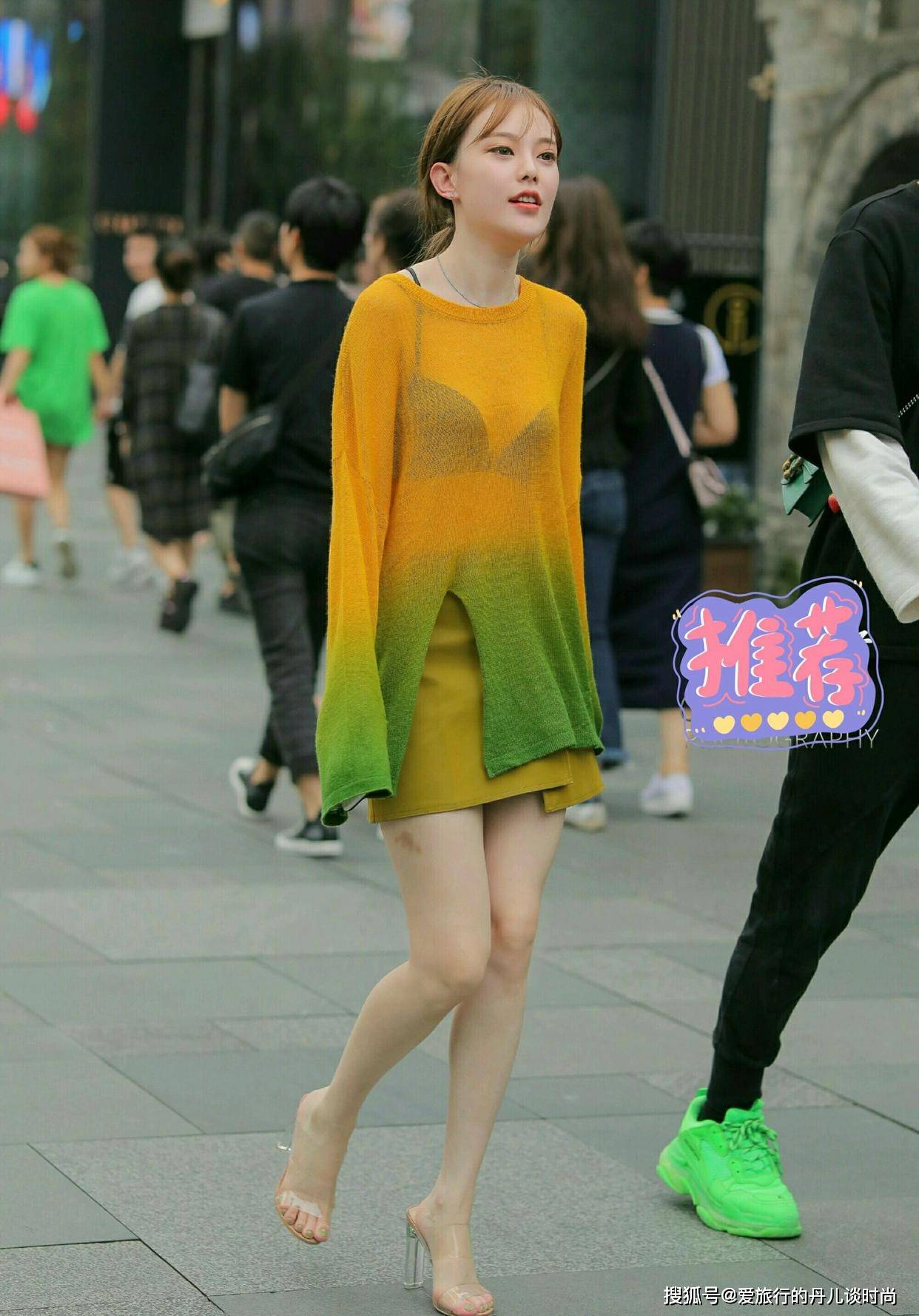 小姐姐橙绿渐变色上衣搭配草绿色短裙显得温柔可爱开朗的笑容很有
