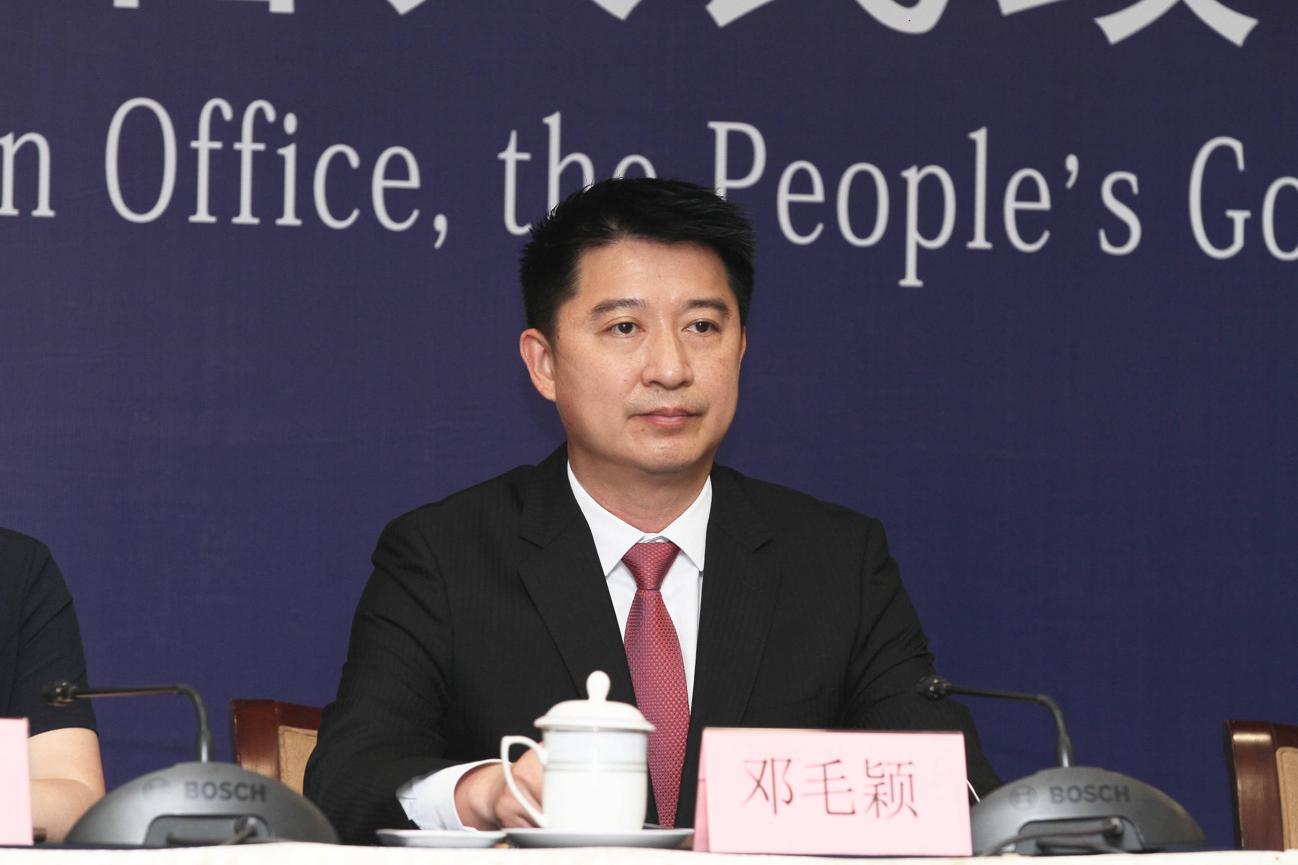 邓毛颖加快白云国际机场南沙港中欧班列等跨境基础设施建设