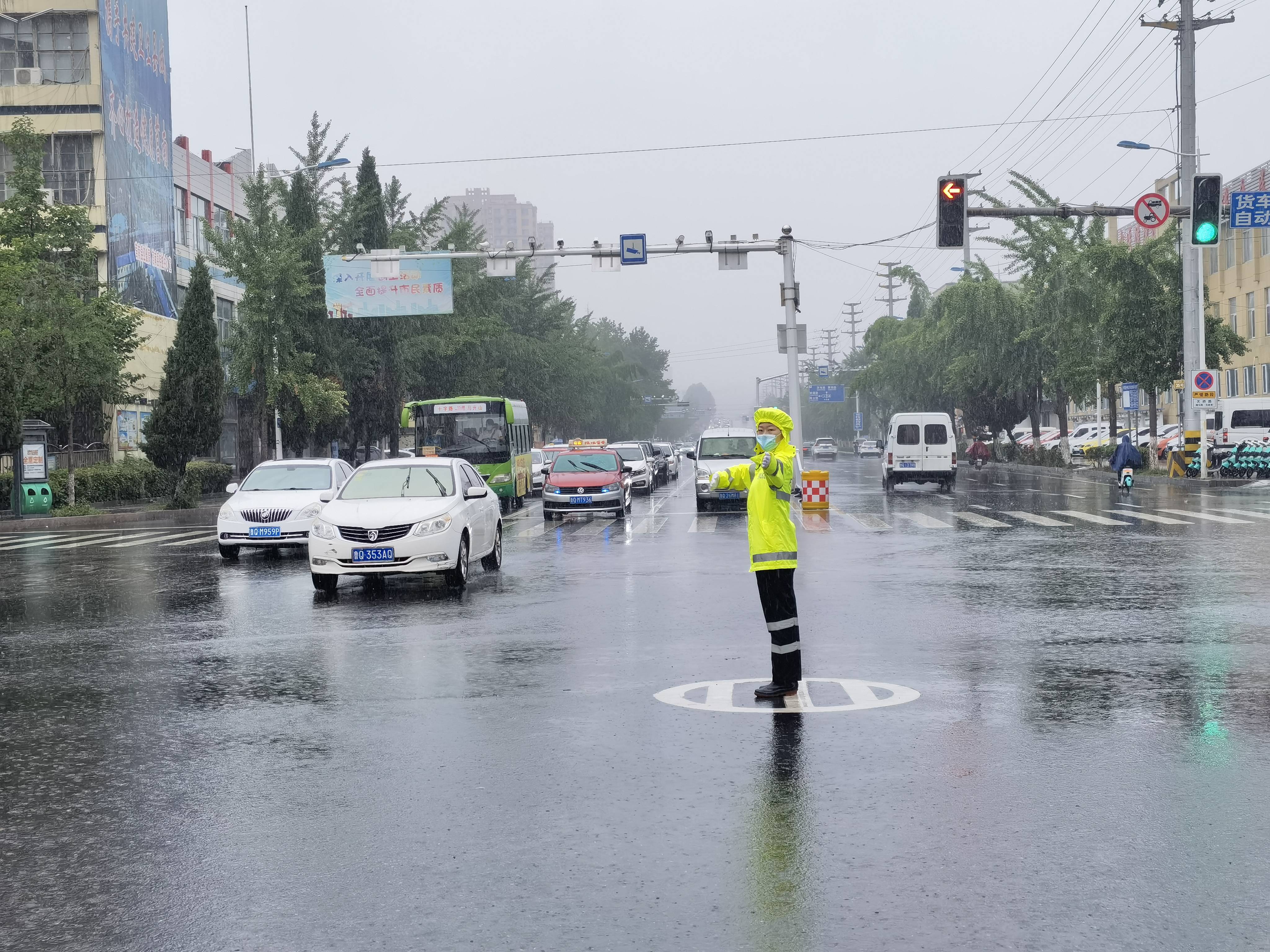 莒南交警|雨中执勤尽职责,坚守岗位保畅通_路面_天气_行人