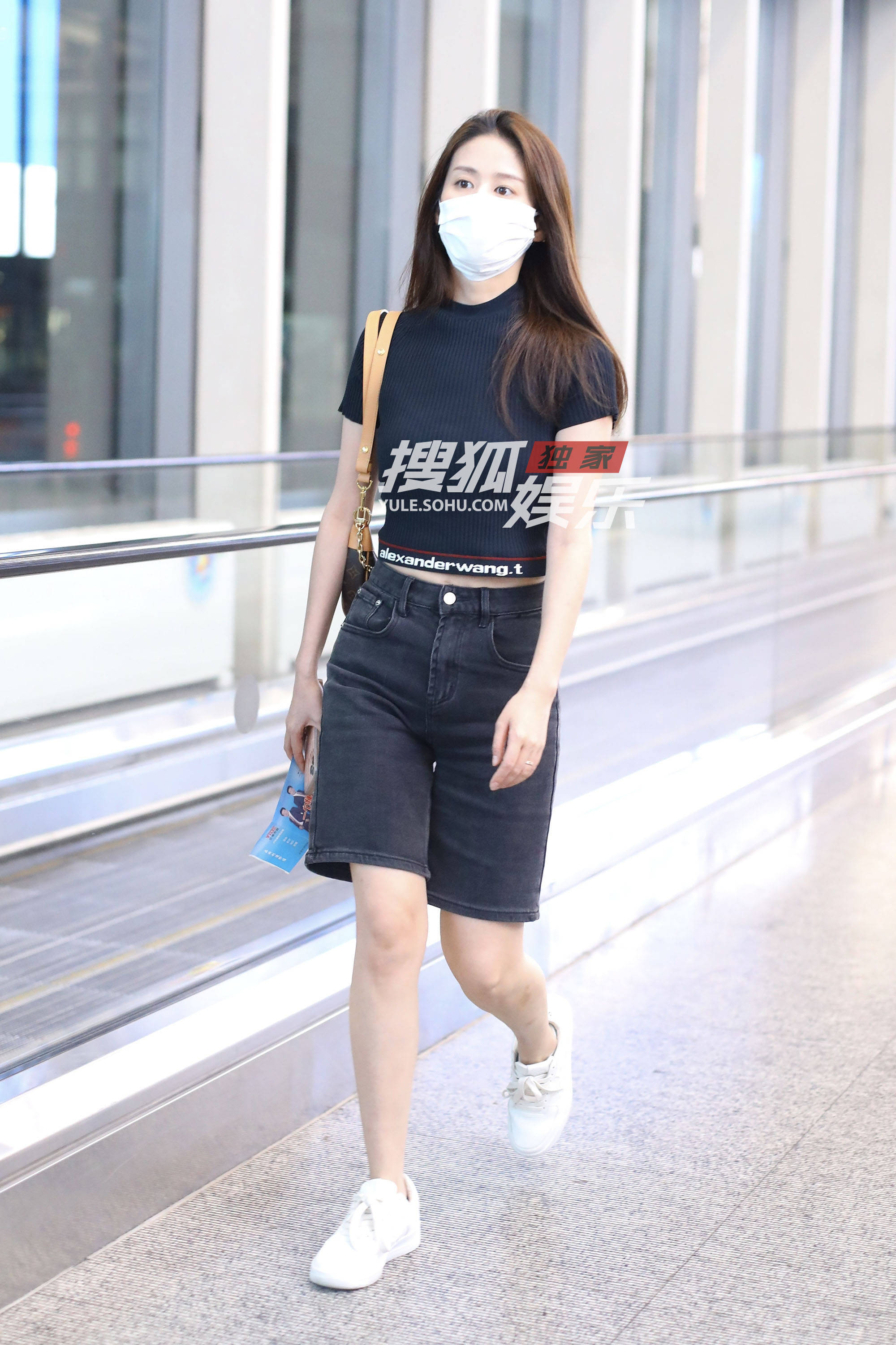 独家颖儿穿牛仔短裤现身机场装扮简洁气质出众