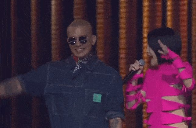 大S老公现身金曲奖秀中文,上台遭小s袭胸显尴尬