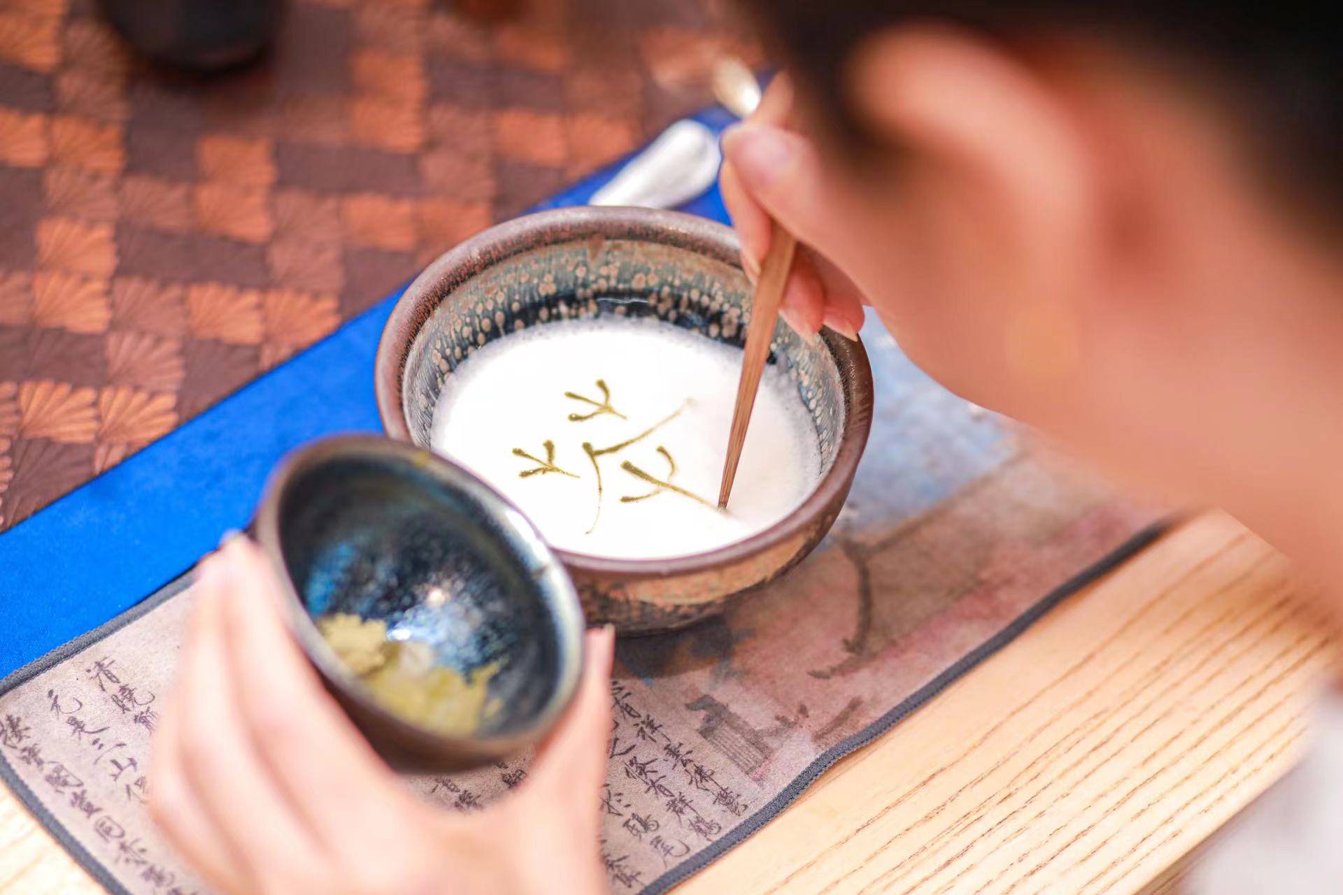 醇色古香茶染宋韵宋代点茶活动在南京国青酒店举办