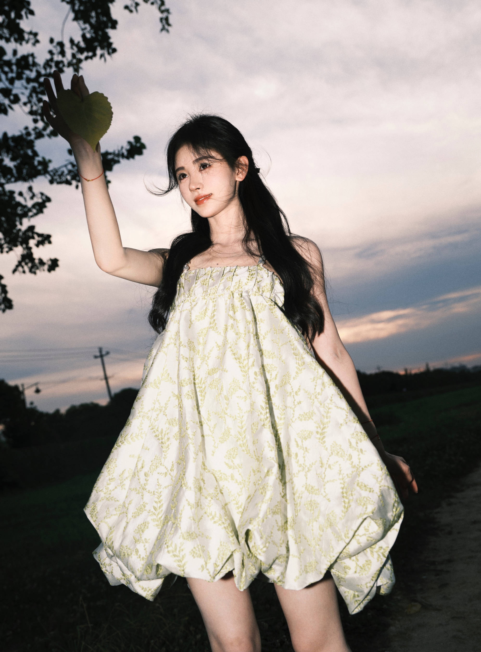 鞠婧祎穿碎花吊带裙清纯灵动 乖巧活泼似小猫咪