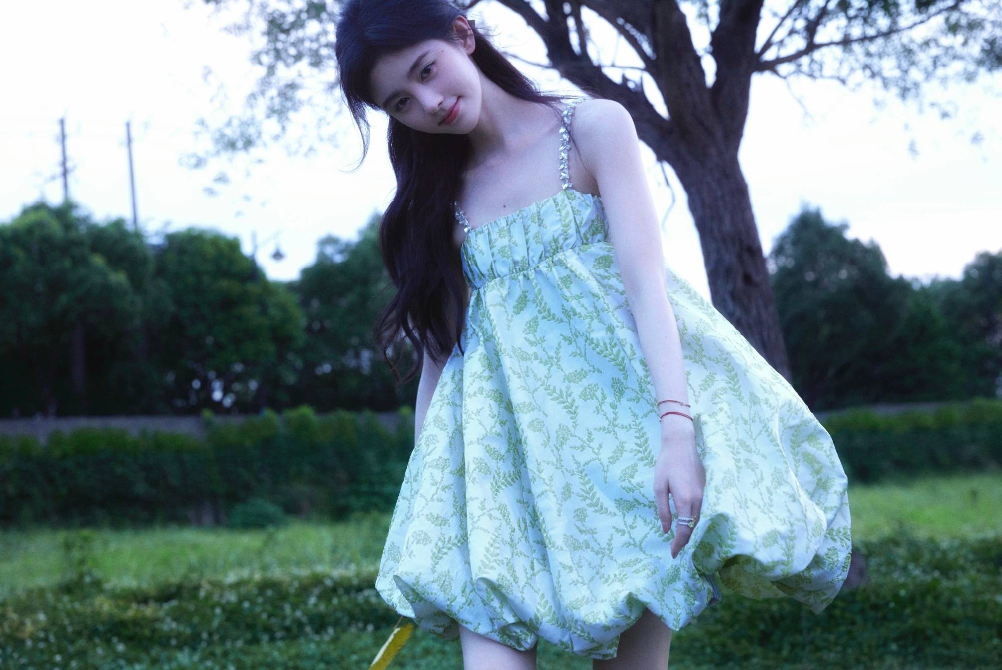 鞠婧祎穿碎花吊带裙清纯灵动 乖巧活泼似小猫咪