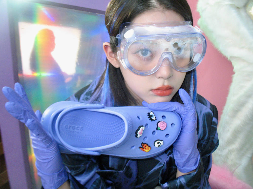 欧阳娜娜蓝色挑染短发造型 戴护目镜搞怪十分可爱