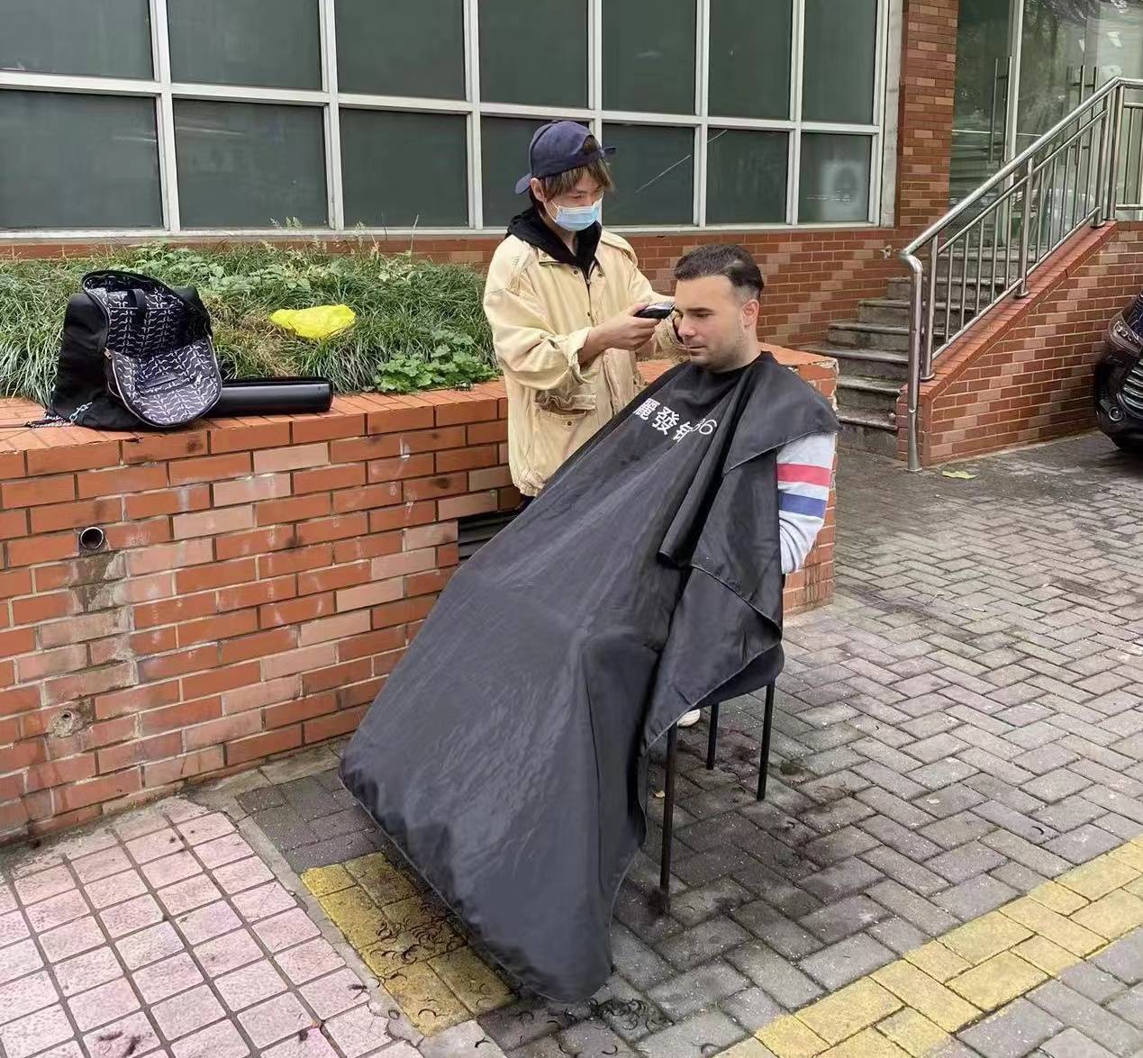 上海一家理发店倒闭 外国人捐钱挽救 老板是河南小伙初中辍学