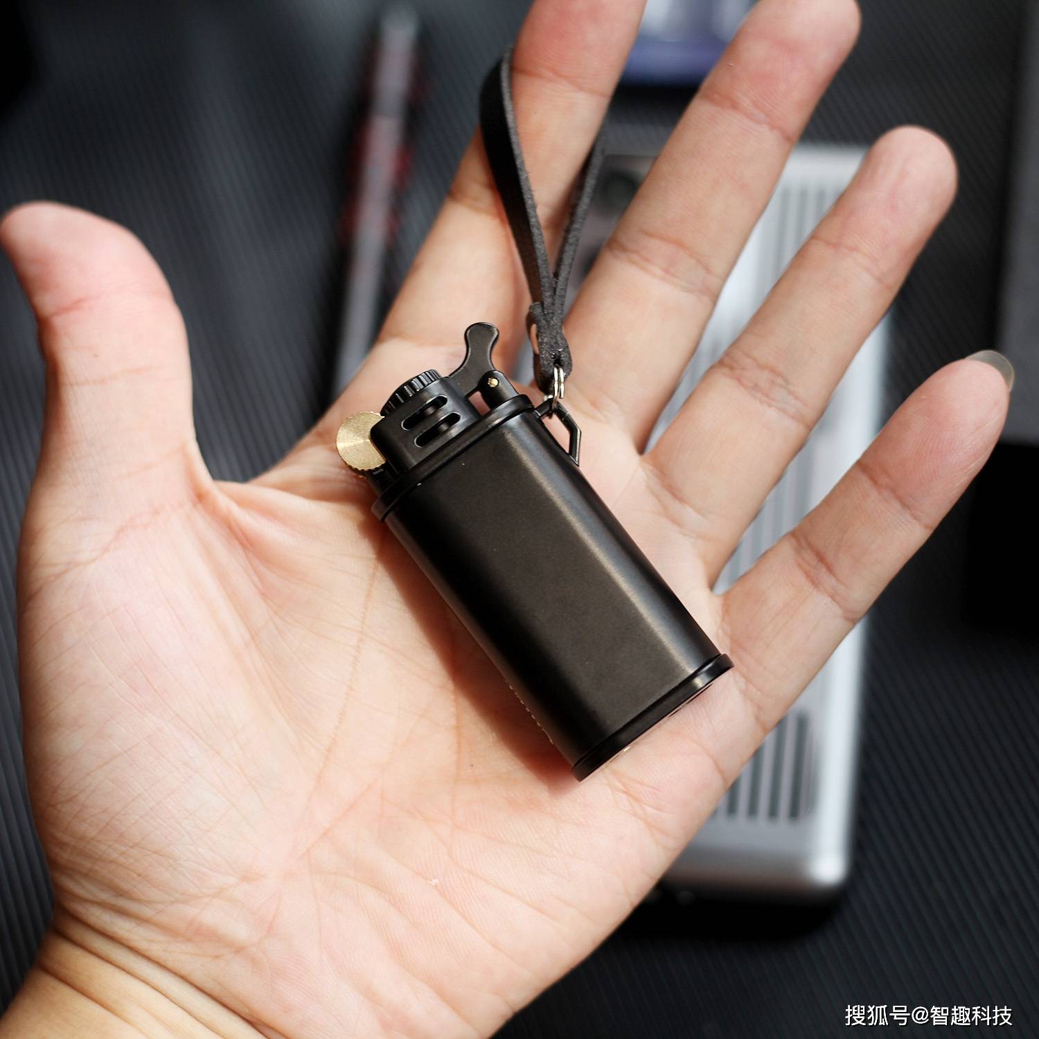 男人最爱的打火机,打火的瞬间太炫了_煤油_火石_摩擦