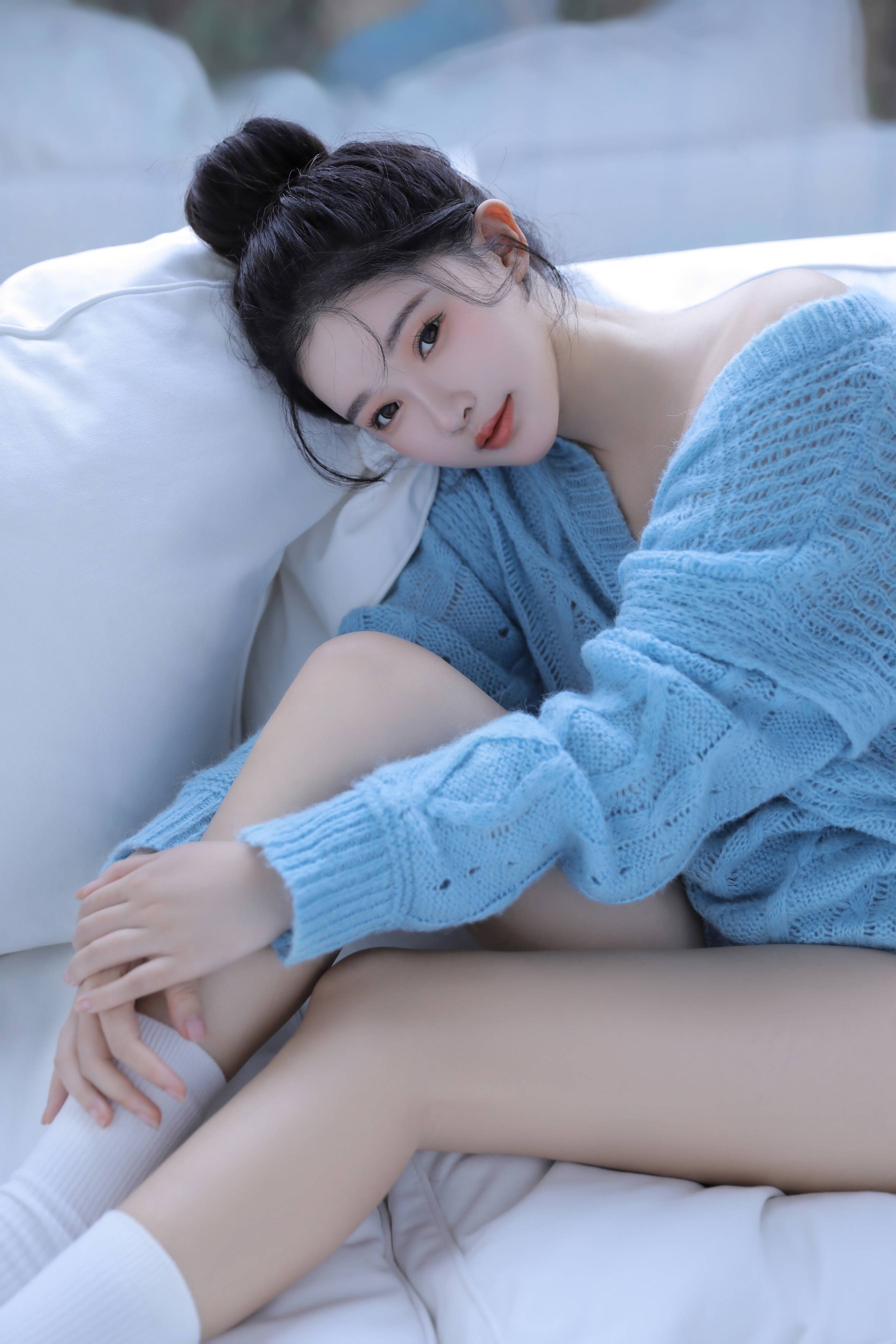 近日,知名女星孙心娅拍摄了一组蓝色时尚写真,此次时尚大片,一席天空