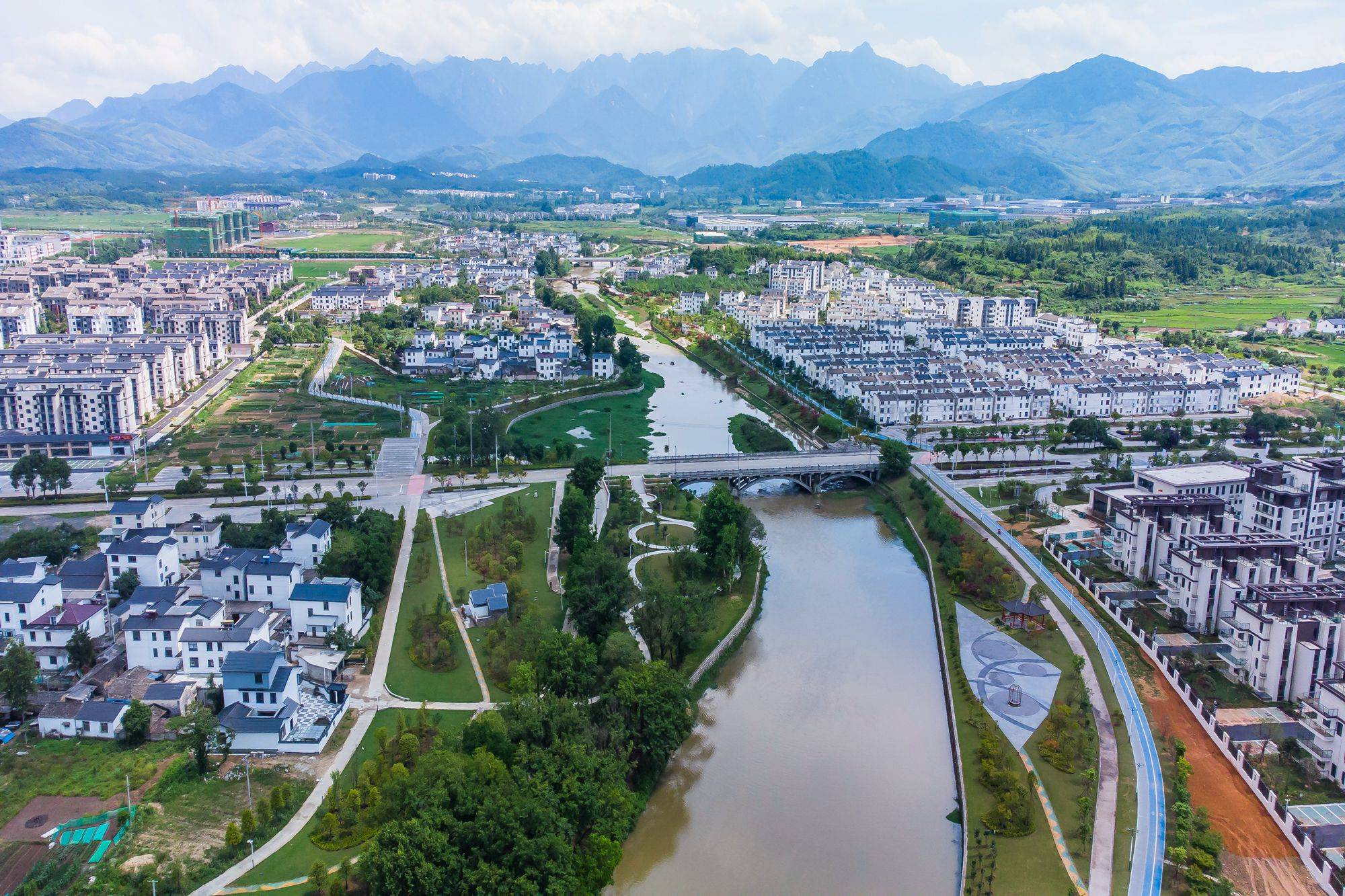 安徽浦溪河休闲旅游区,环境秀美,是一处黄山下的"网红打卡地"_河水