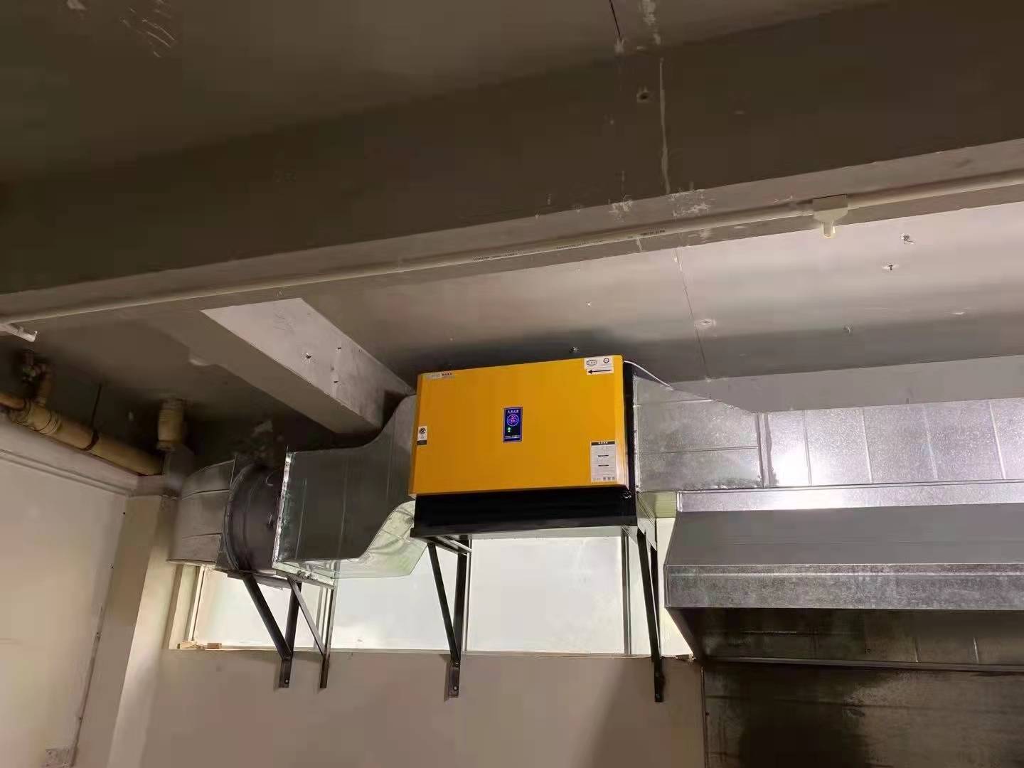 油烟净化器安装好的图片-案例分享-正确安装油烟净化器_环保_蔚顿