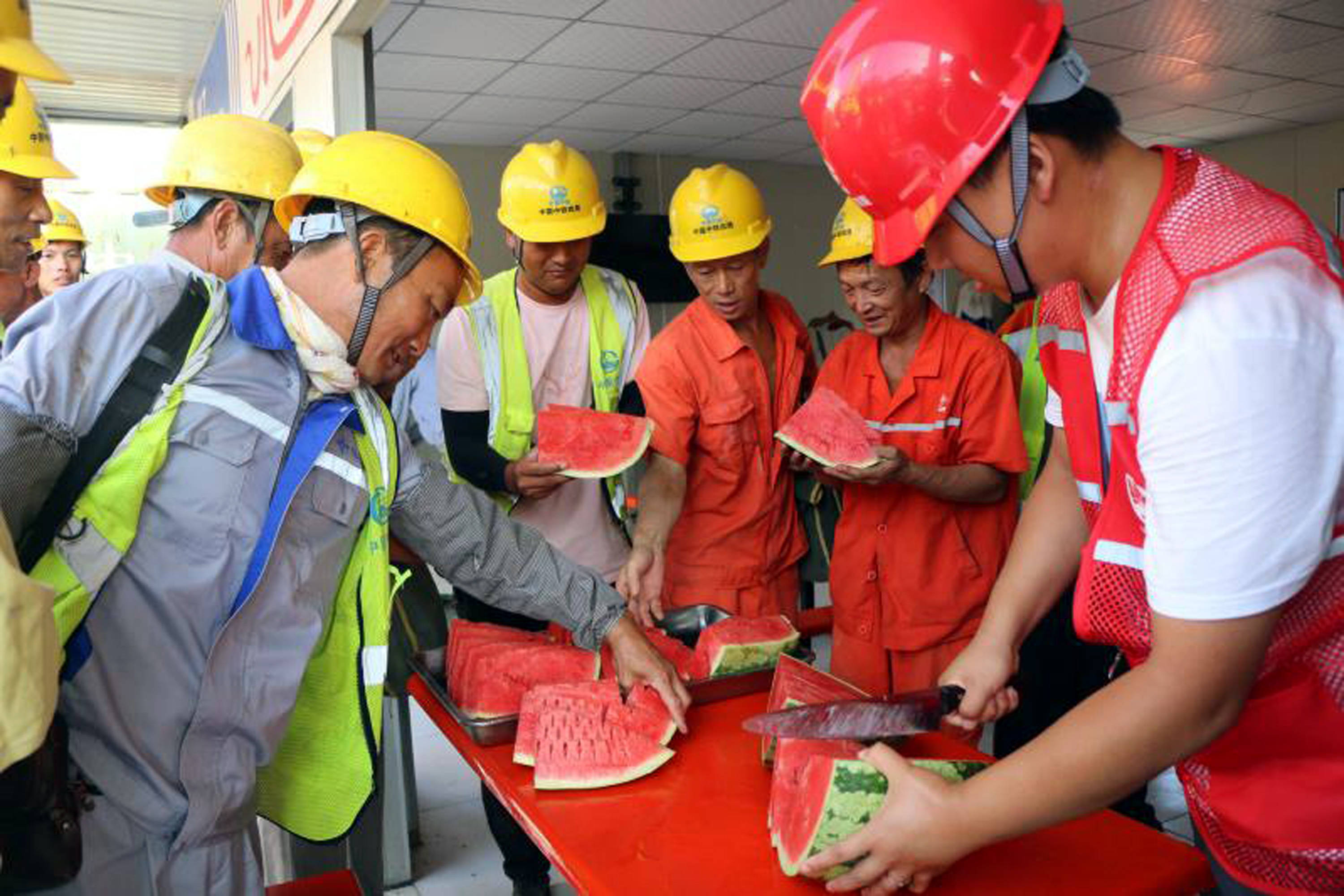 關愛農民工 清涼送工地_防暑降溫_徐陽_儲曉珊