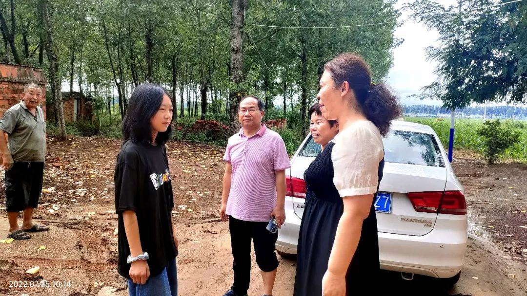 邓州市龙堰一初中开展暑期防溺水万名教师访万家活动