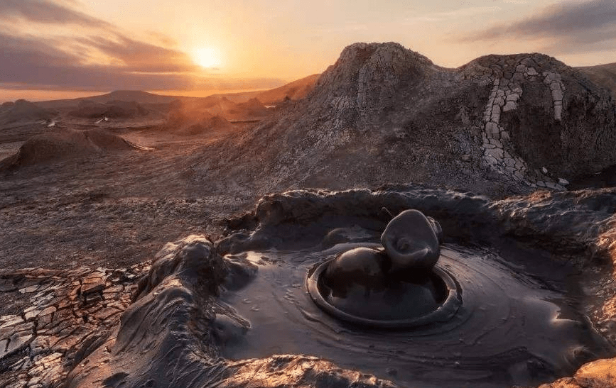 地球上最独特的火山景点！游客来这里参观，还可以用手摸岩浆