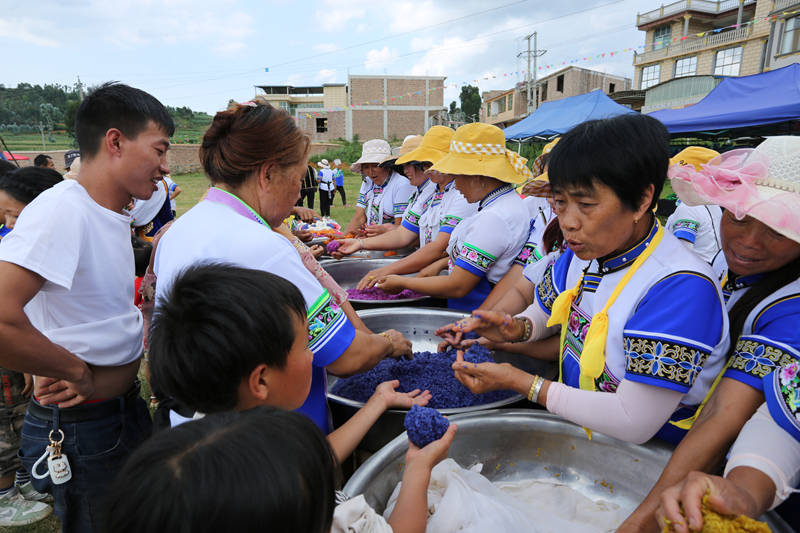 云南砚山维摩彝族乡普底村载歌载舞欢度火把节