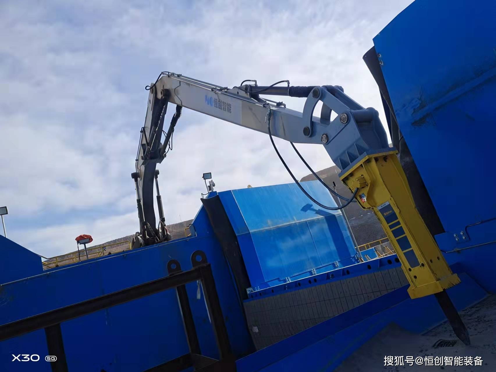 超大型机械臂在内蒙古包头金属矿山顺利投入使用